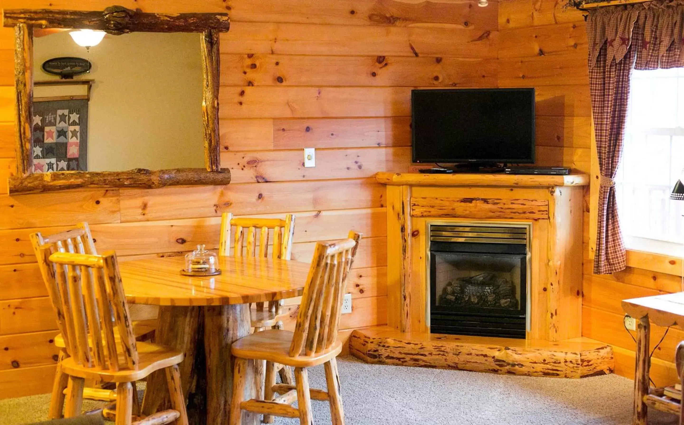 TV and multimedia, TV/Entertainment Center in Blessing Lodge by Amish Country Lodging