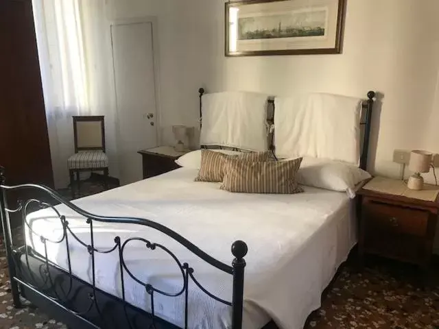 Bed in B&B Al Teatro with canal view