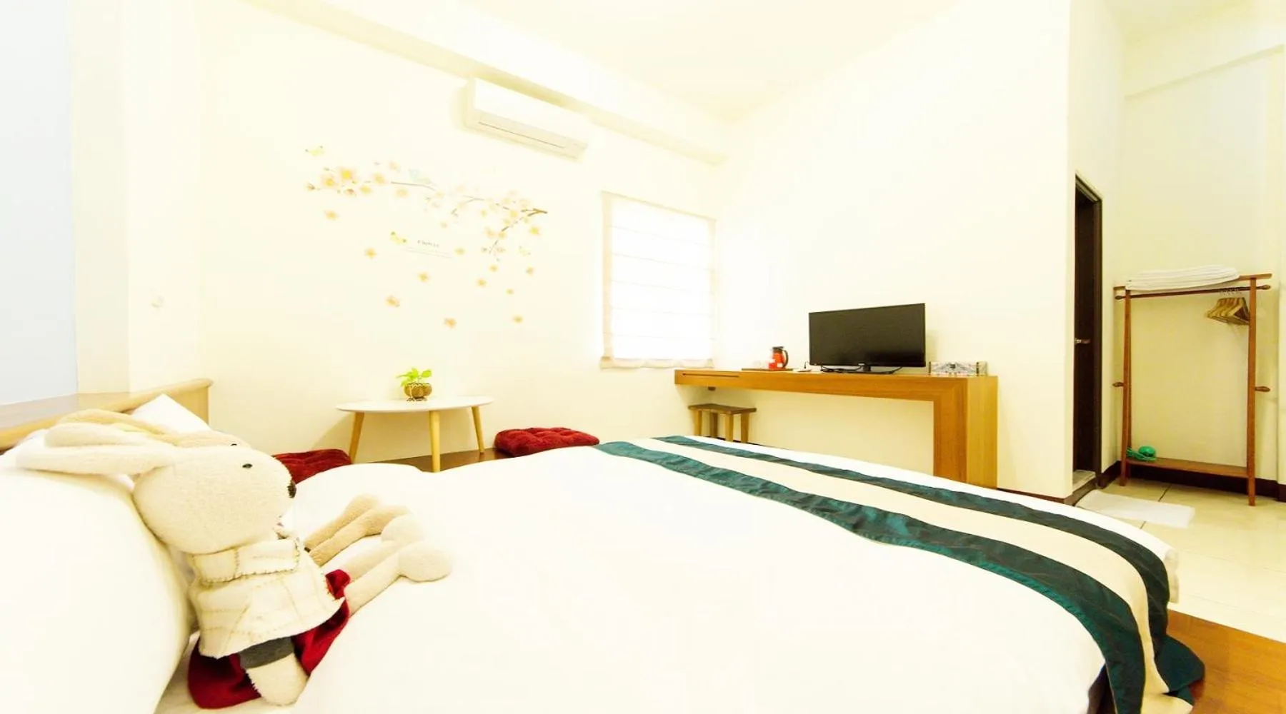 Photo of the whole room, Bed in 相遇民宿Encounter Hostel - 證號 2153-附車位-English welcome