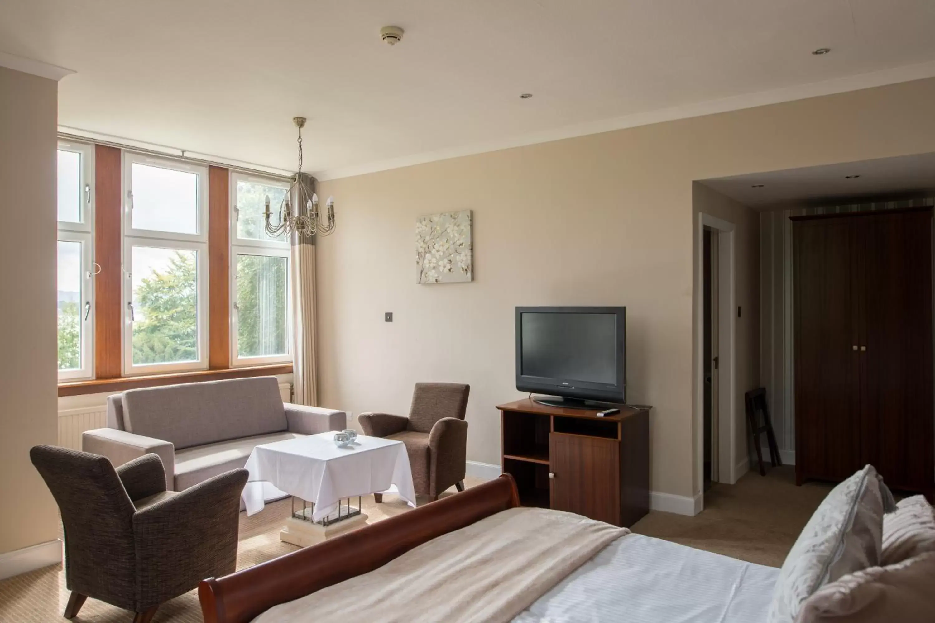 TV and multimedia, TV/Entertainment Center in Rosslea Hall Hotel
