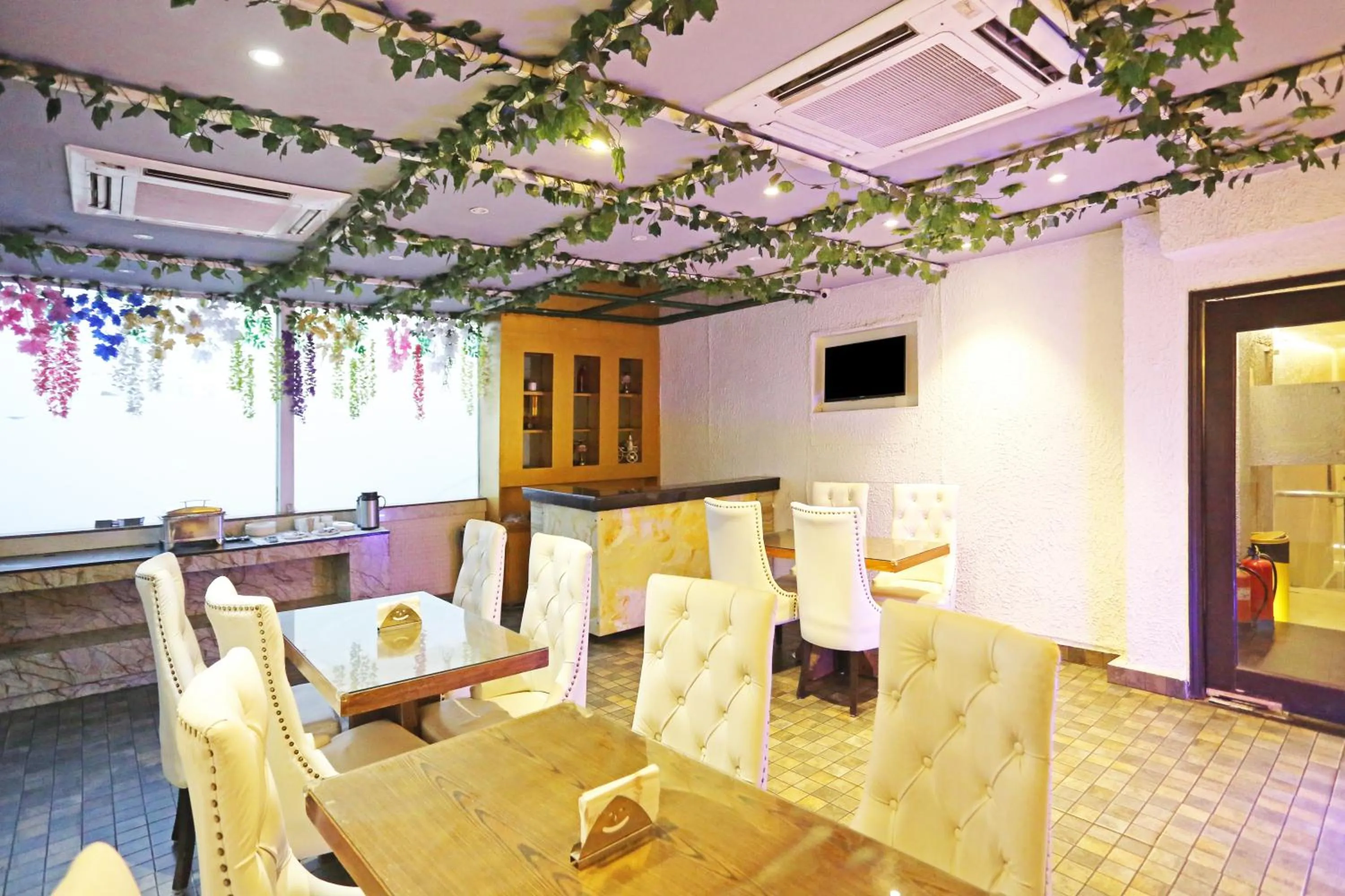 Restaurant/places to eat in JRD Luxury-Business Hotel