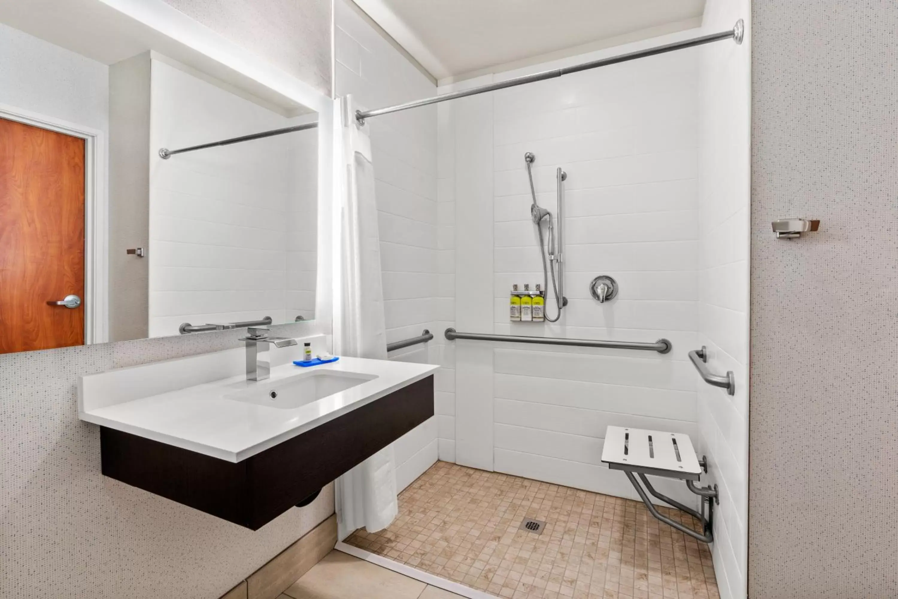 Photo of the whole room, Bathroom in Holiday Inn Express Hotel & Suites Klamath Falls Central, an IHG Hotel