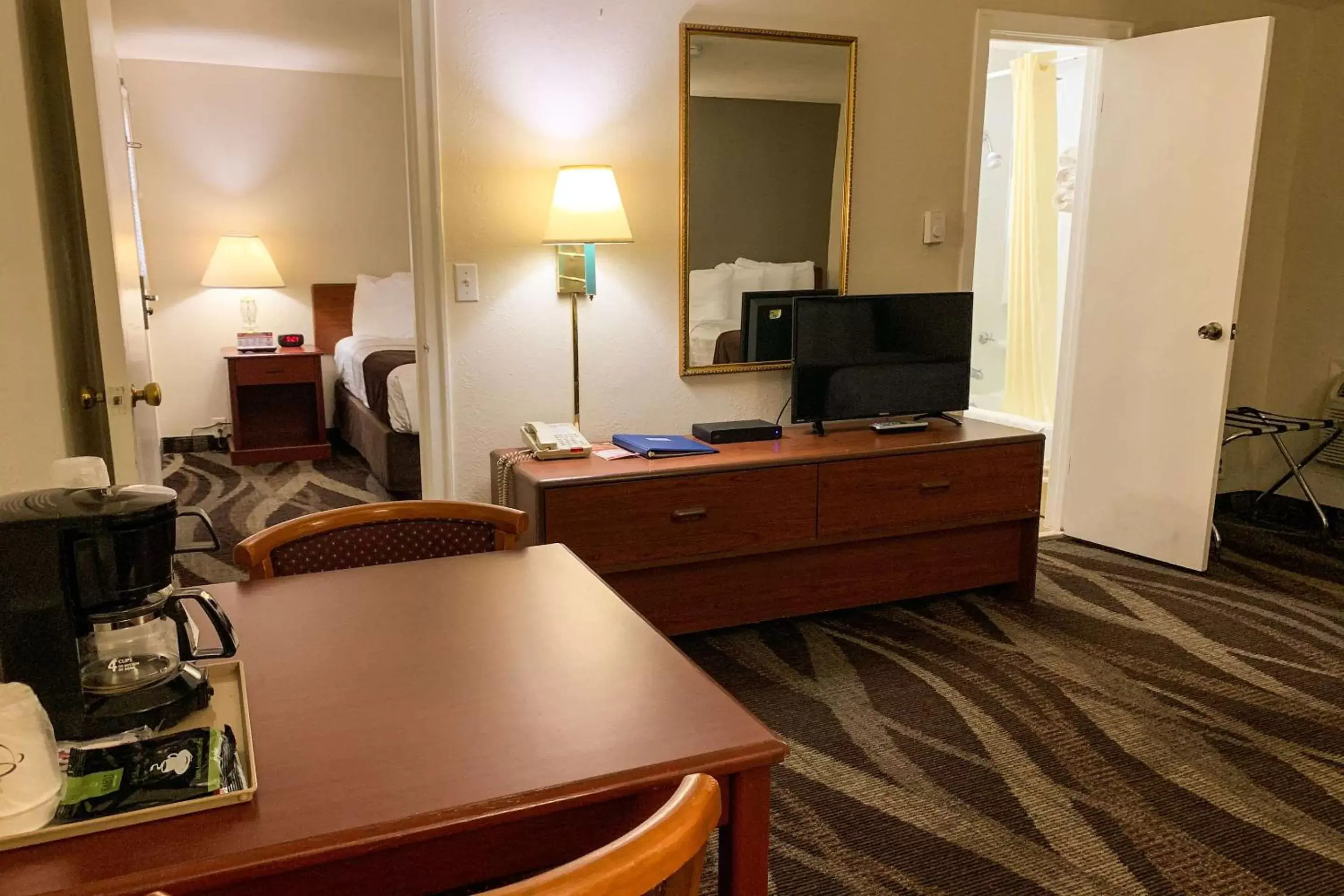 Photo of the whole room, TV/Entertainment Center in Rodeway Inn & Suites Sheridan