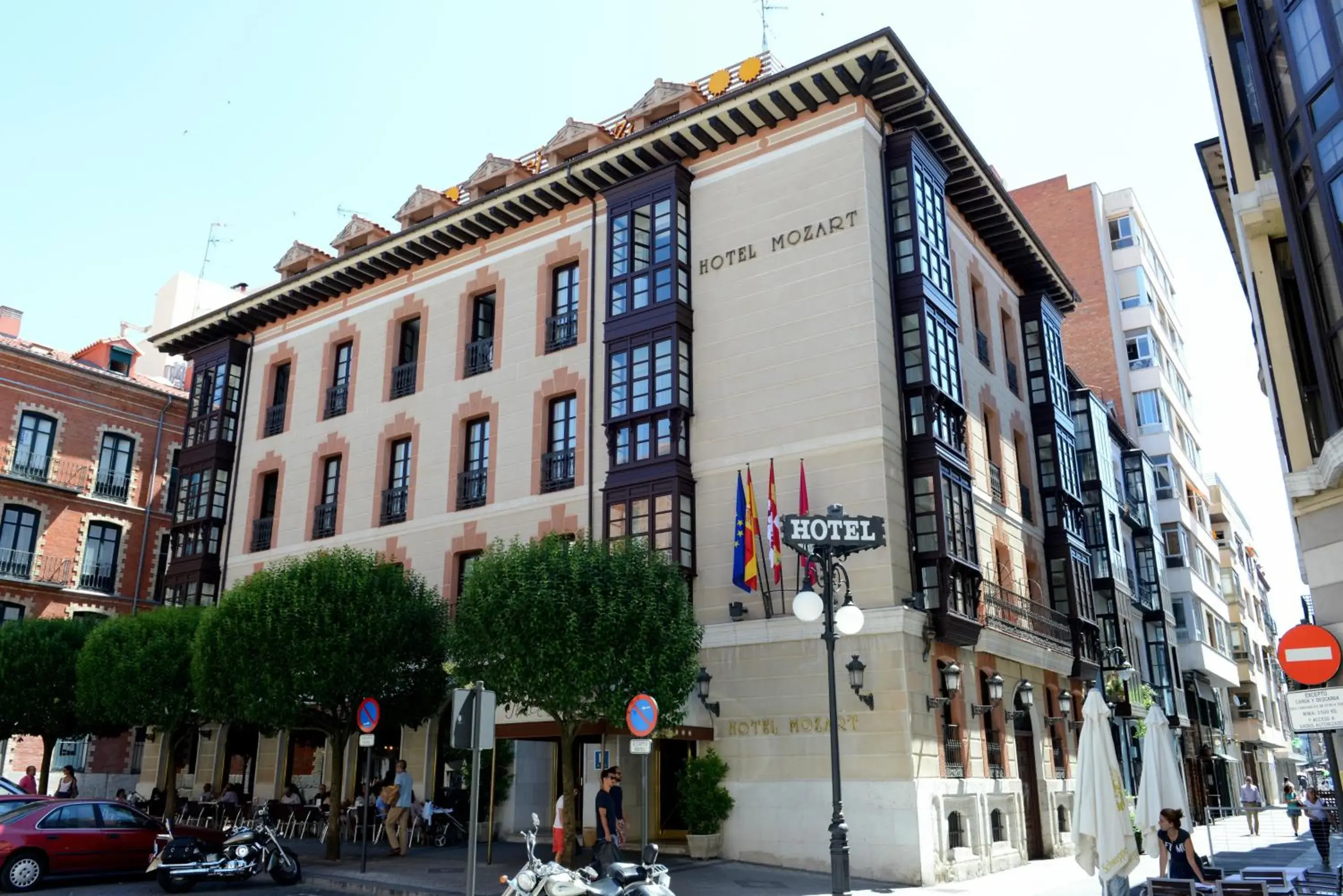 Facade/entrance, Property Building in Hotel Mozart