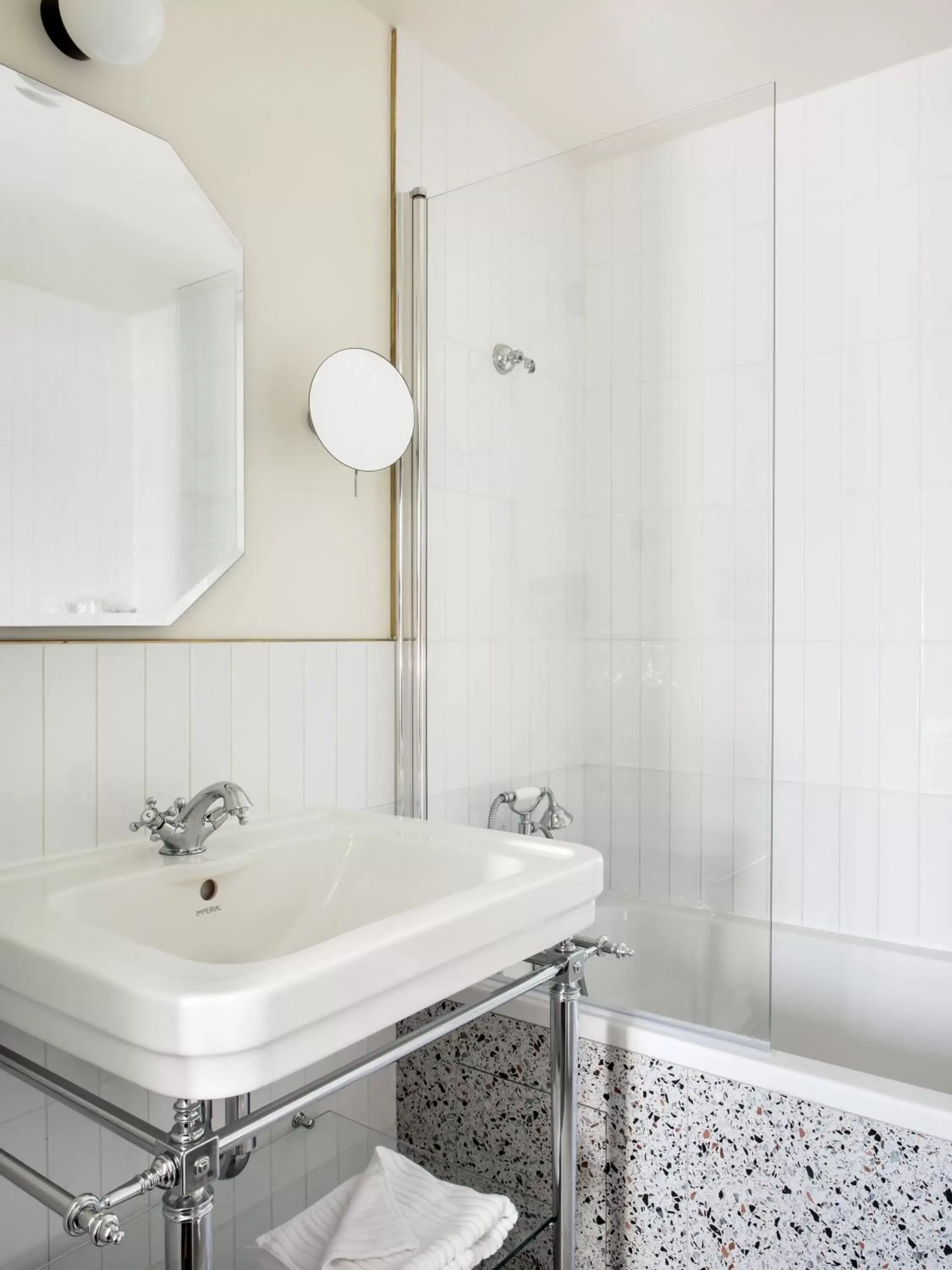 Shower, Bathroom in Hôtel Léopold - Orso Hotels
