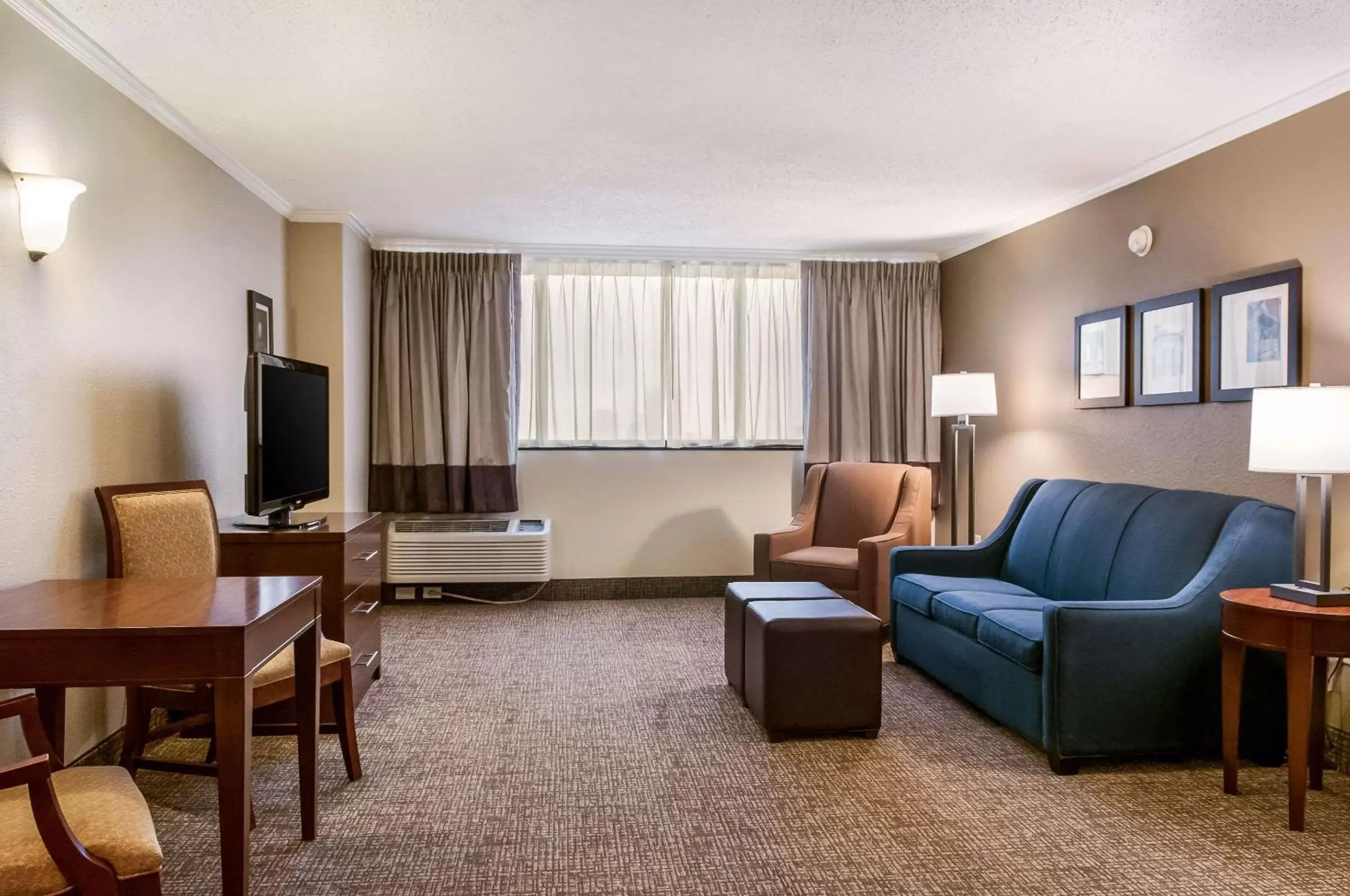 Photo of the whole room, Seating Area in Comfort Inn & Suites At Copeland Tower