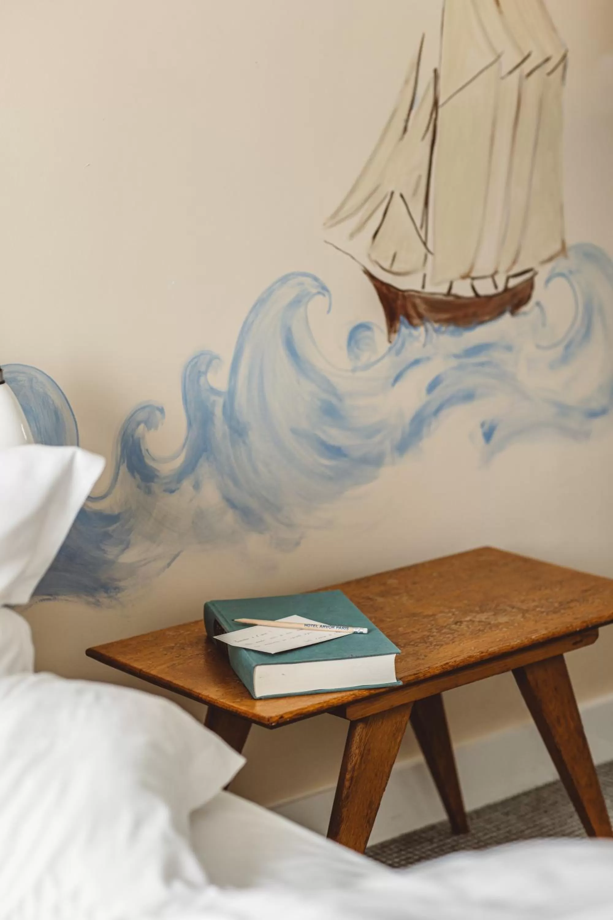 hair dresser, Bed in Hôtel Arvor Saint Georges