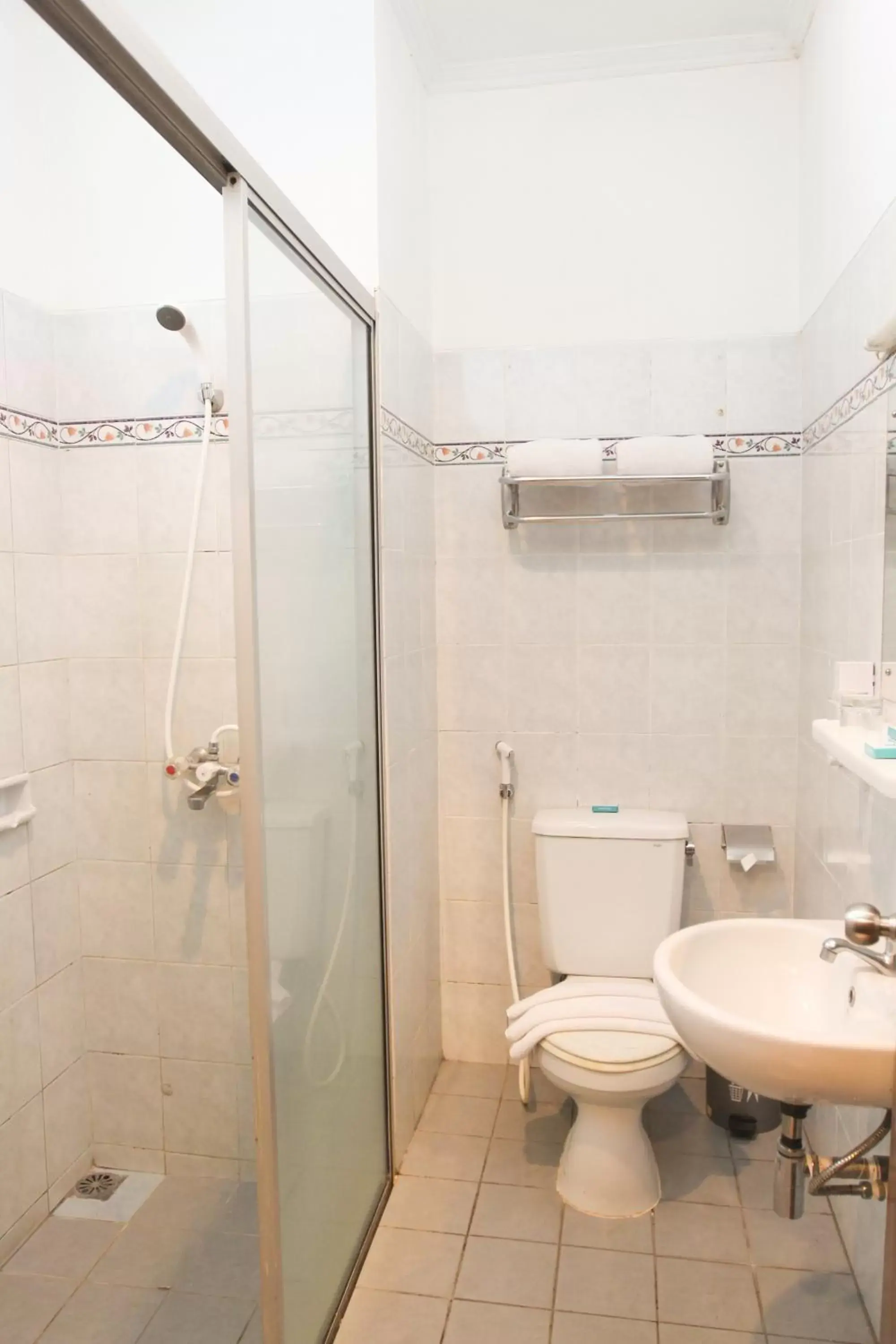 Shower, Bathroom in Cakra Kusuma Hotel