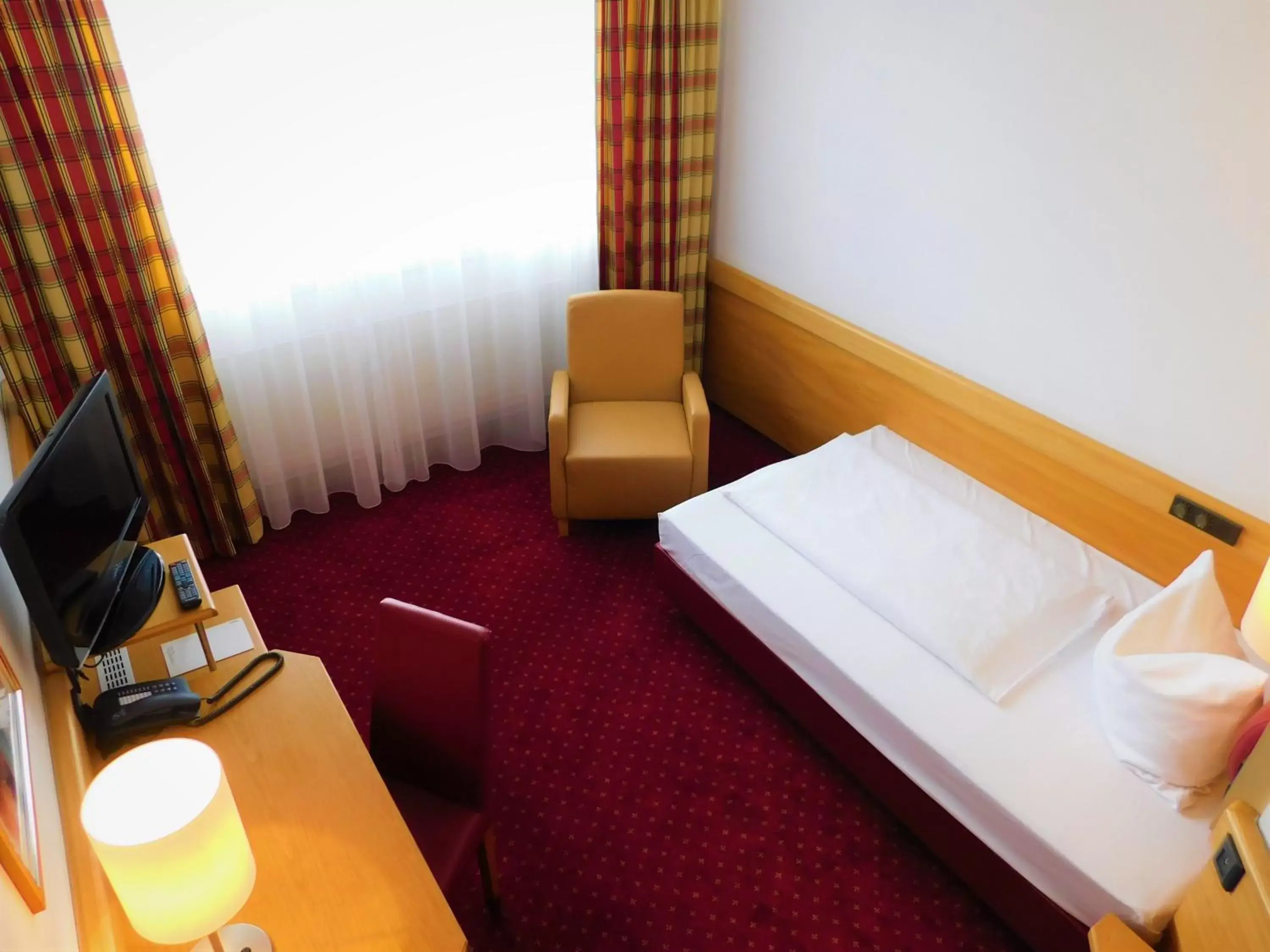 Photo of the whole room, Bed in Feringapark Hotel Unterföhring