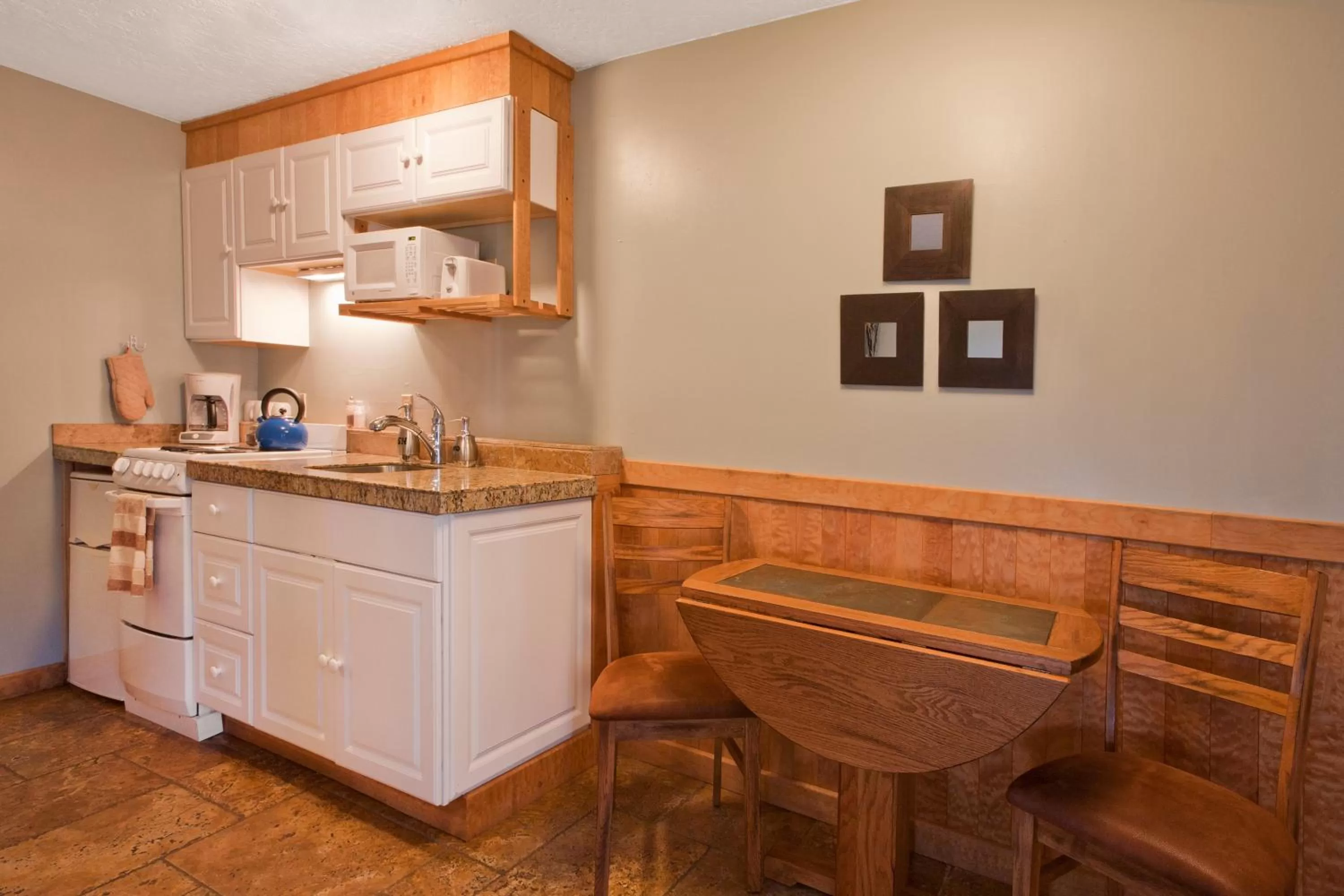 Kitchen/Kitchenette in Agate Beach Motel