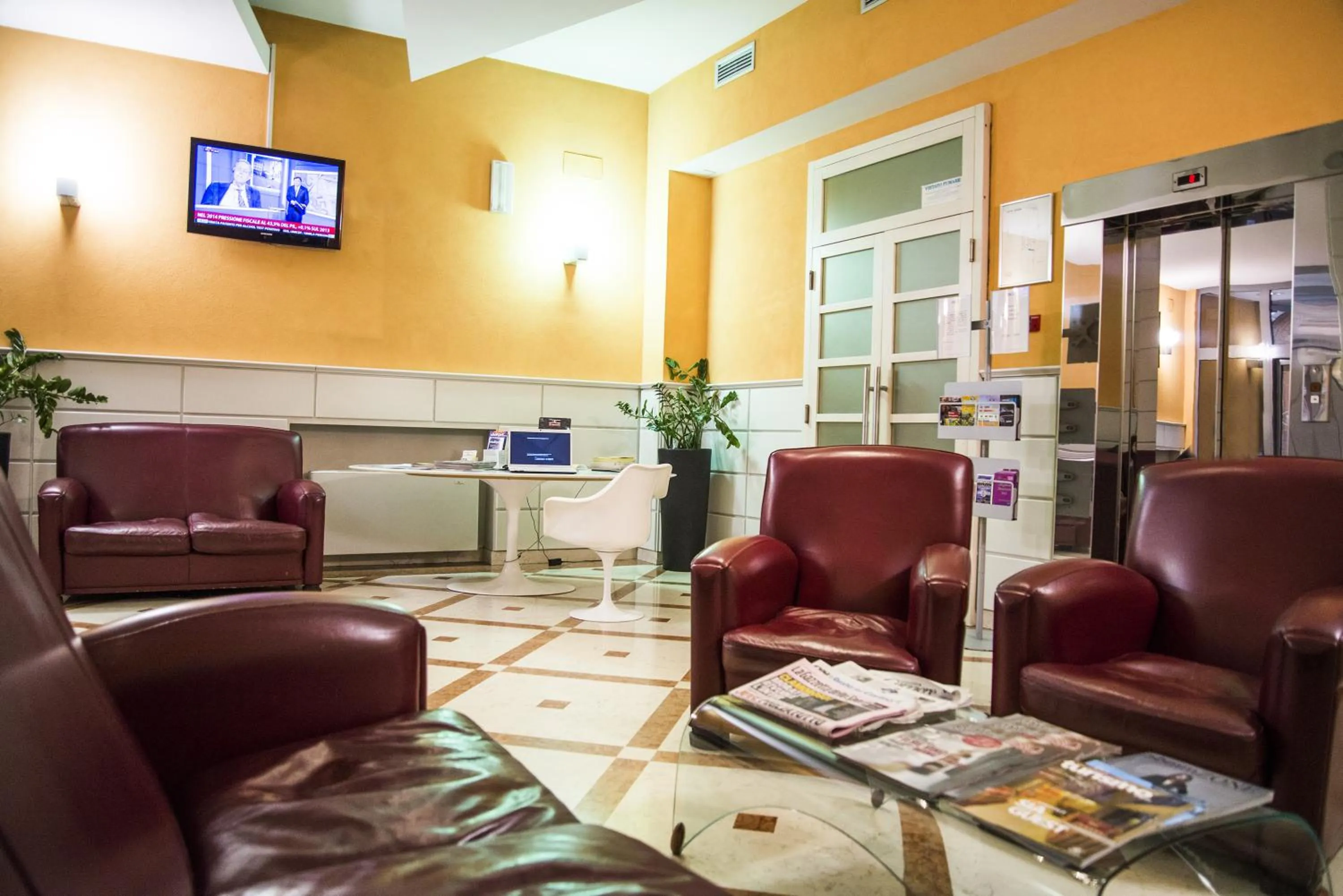 Communal lounge/ TV room in Hotel Masini