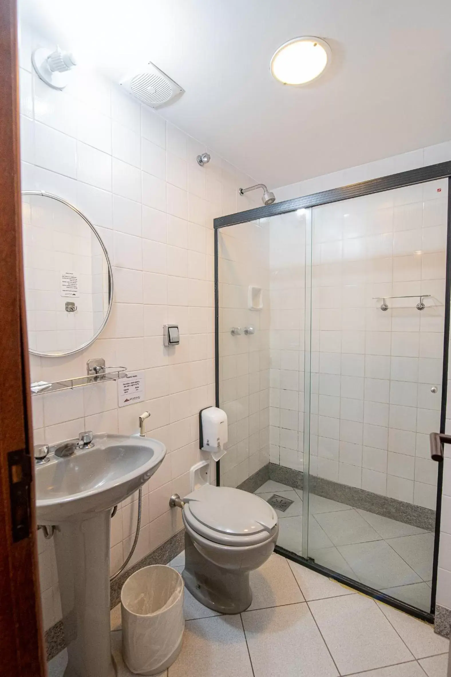 Bathroom in Serrano Residencial Hotel