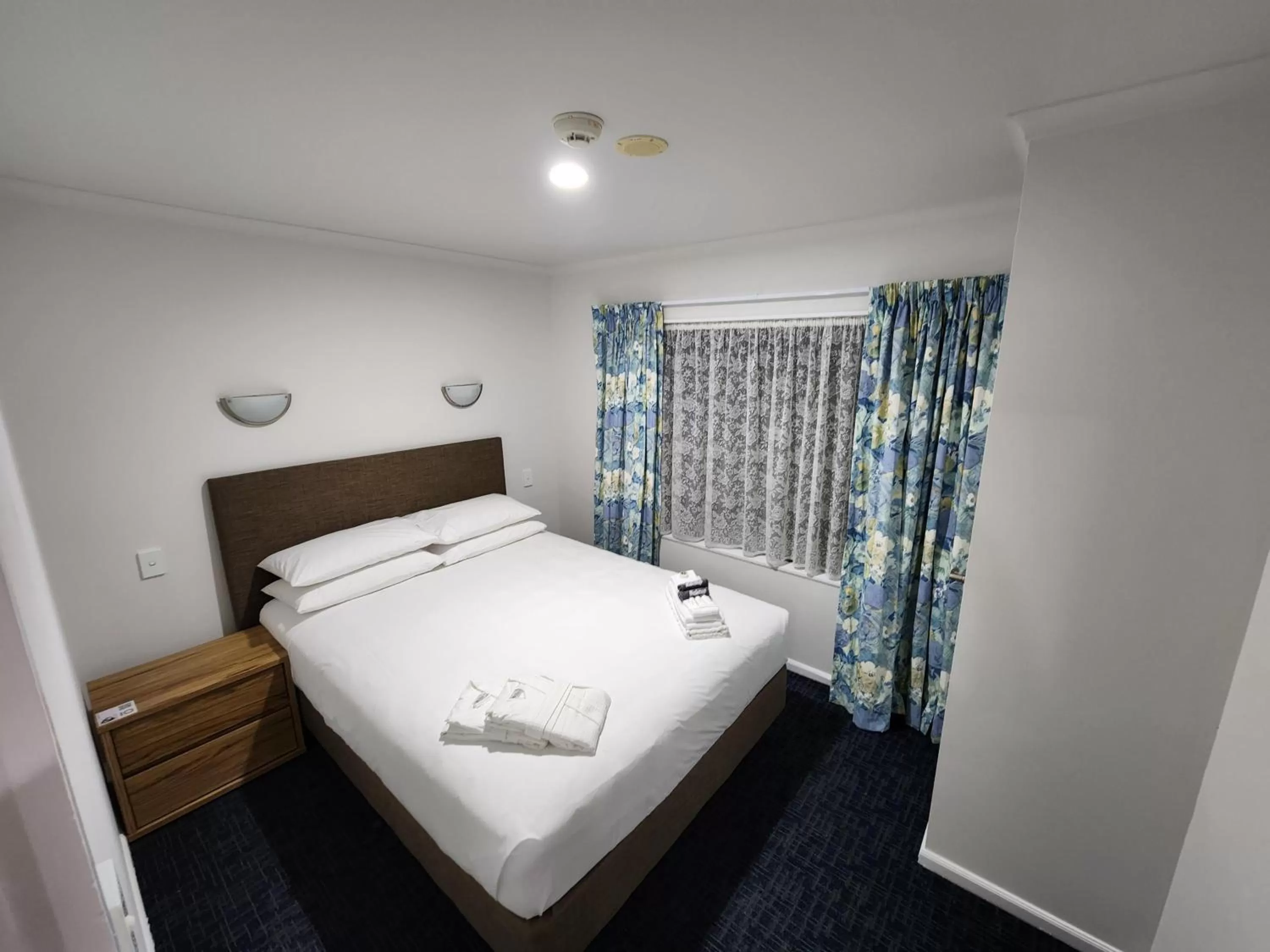 Bed in Botany Palms Motel