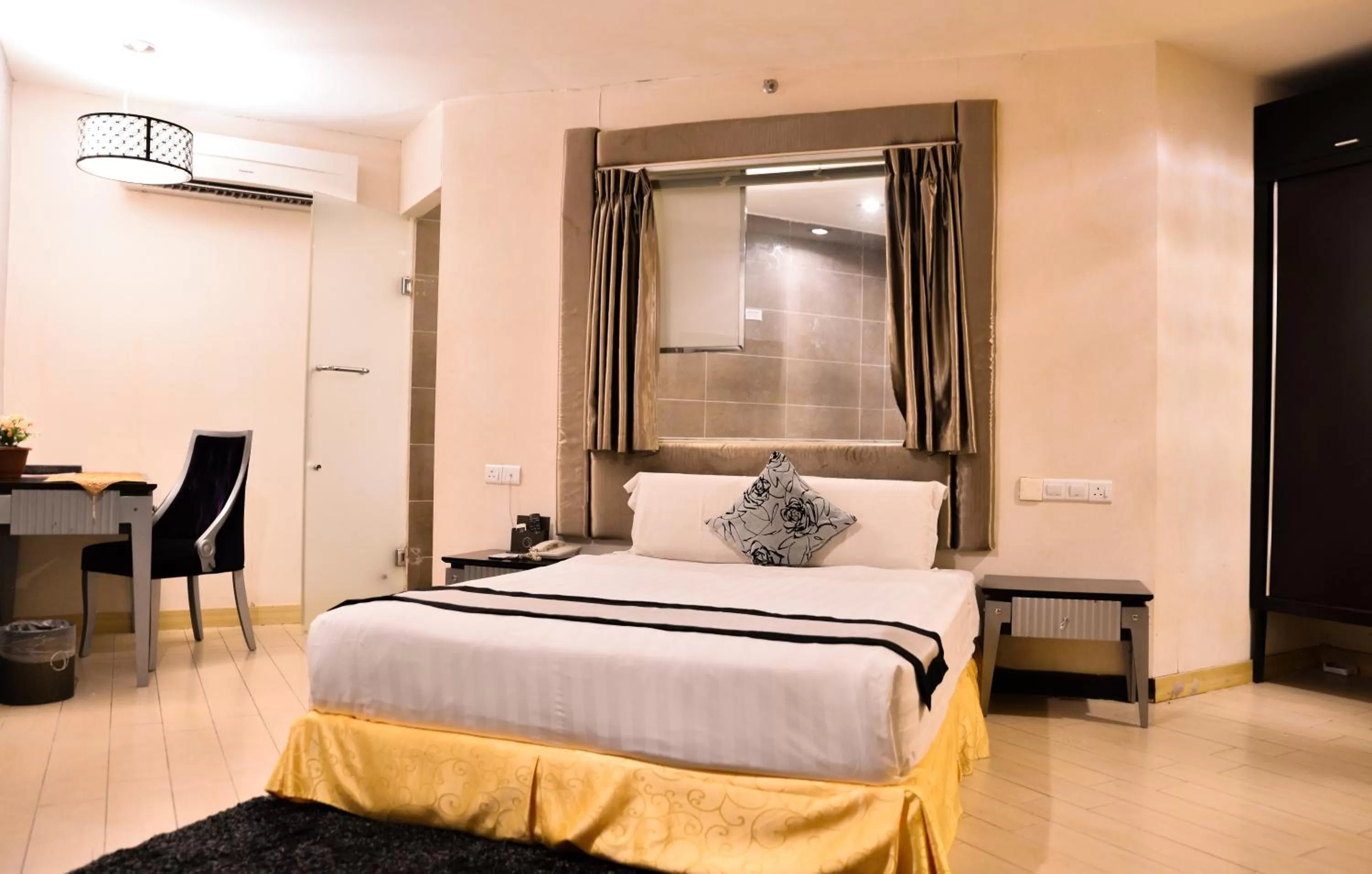 Bed in Shervinton Executive Boutique Hotel