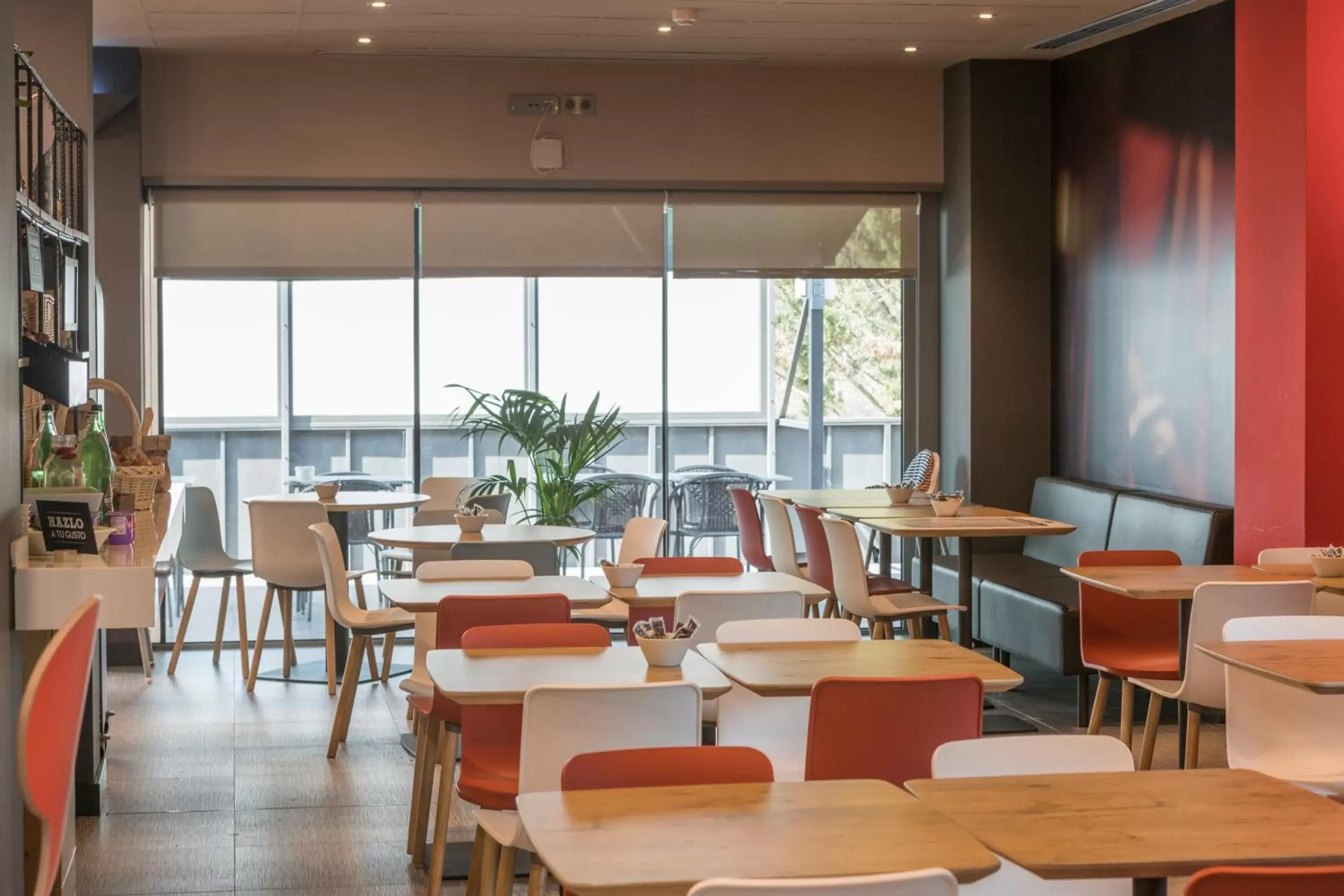 Restaurant/places to eat, Lounge/Bar in Ibis Montmelo Granollers