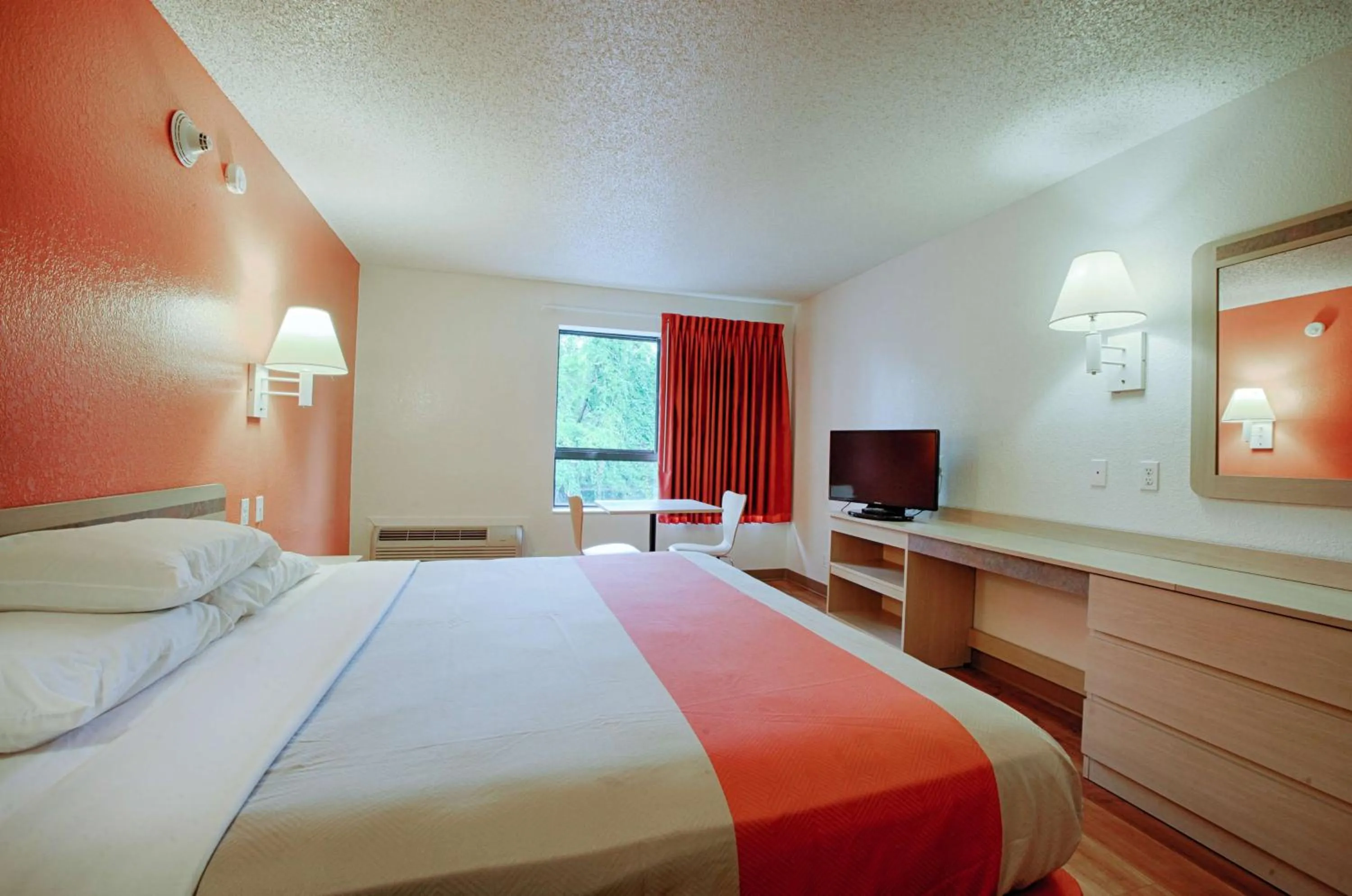 TV and multimedia, Bed in Motel 6-Albany, NY