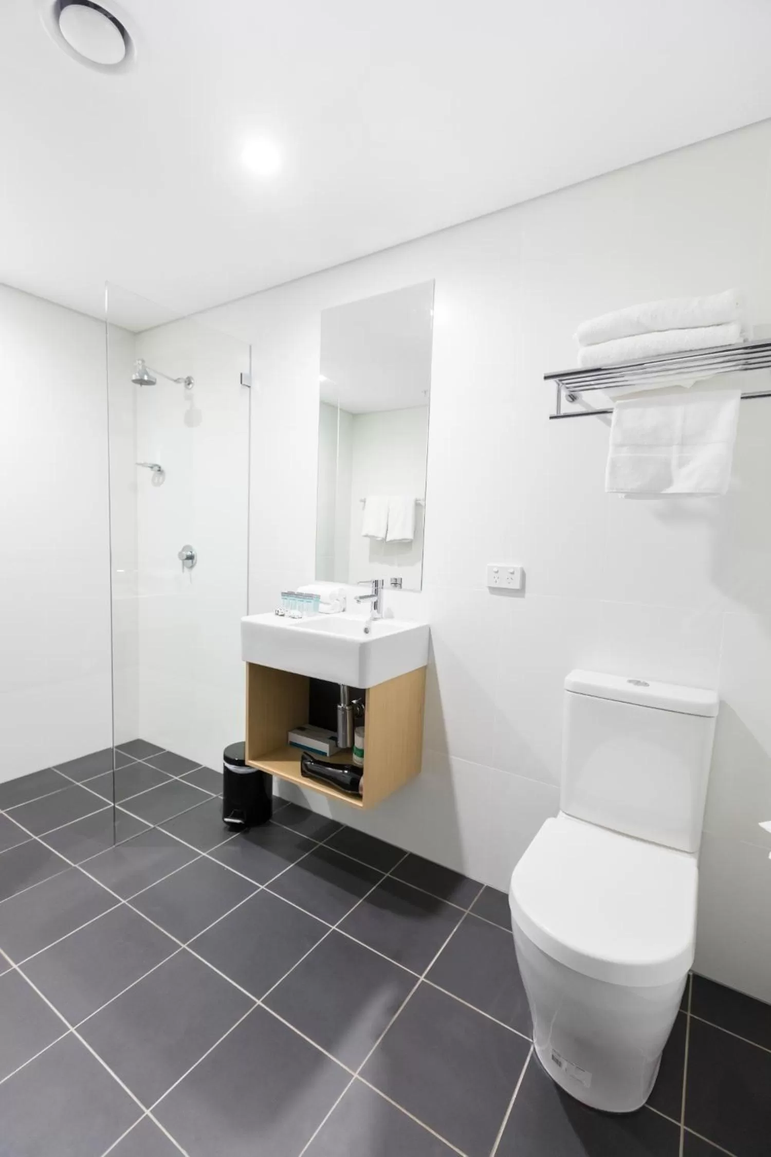 Toilet in Song Hotel Sydney