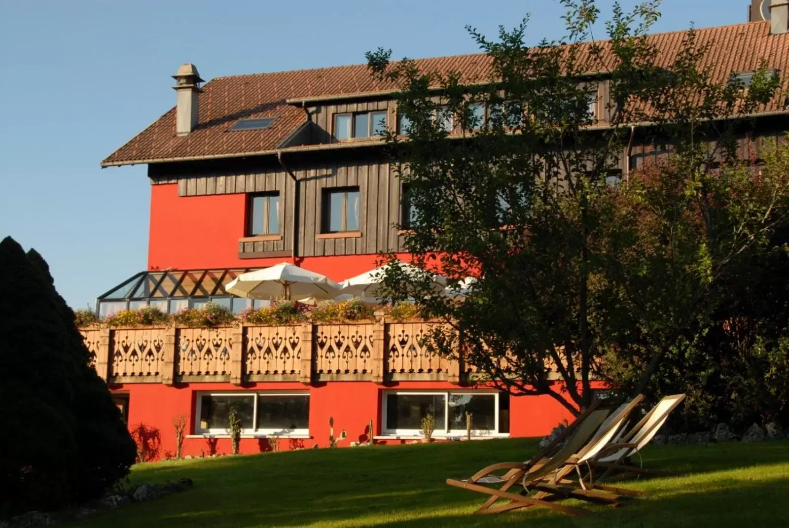 Facade/entrance, Property Building in Hôtel Restaurant Spa Les Jardins De Sophie