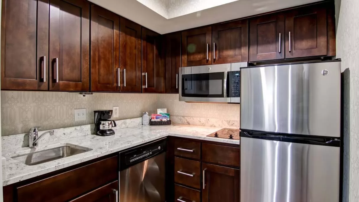 Kitchen/Kitchenette in Poplar Inn and Suites