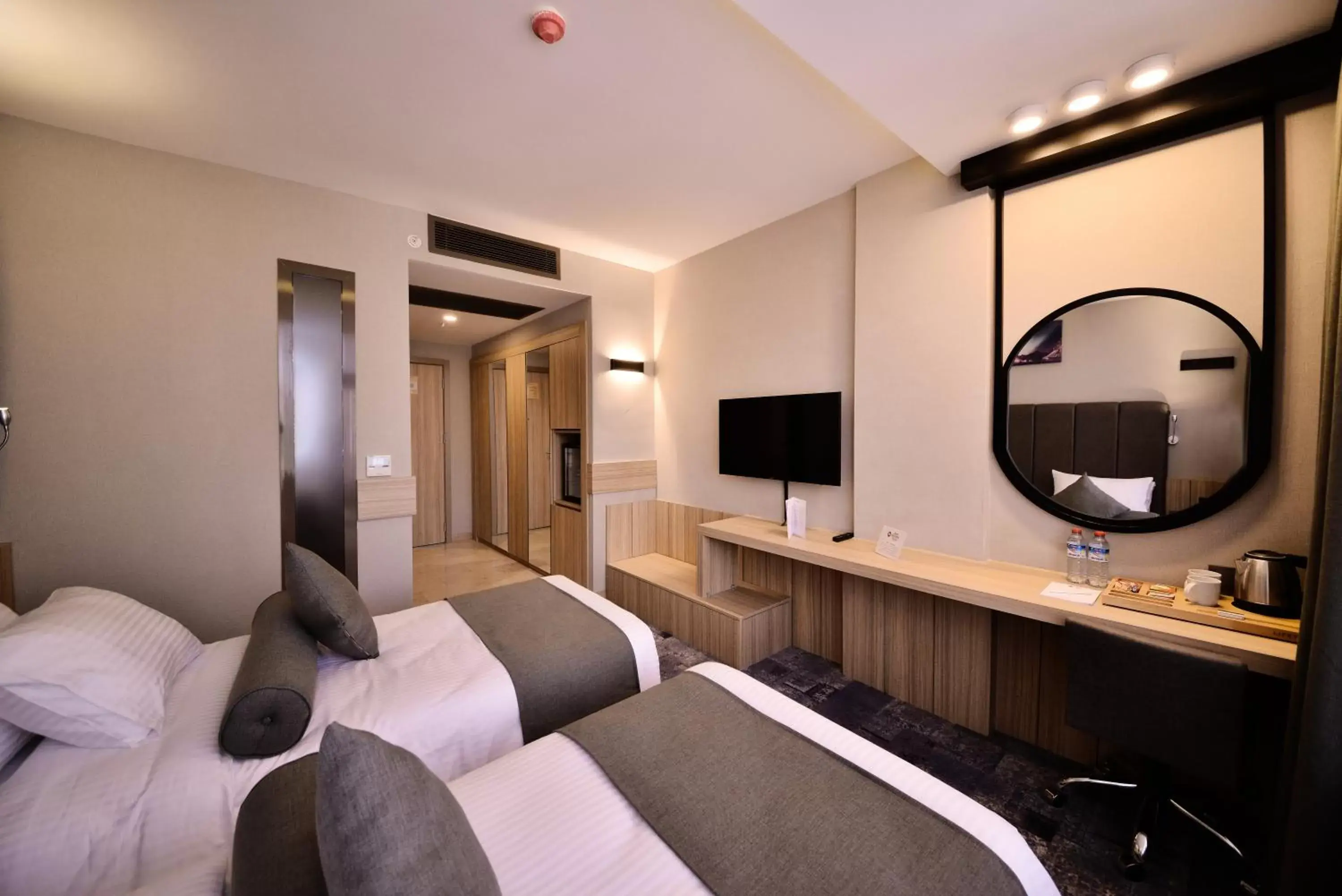Bedroom, TV/Entertainment Center in Best Western Plus Center Hotel