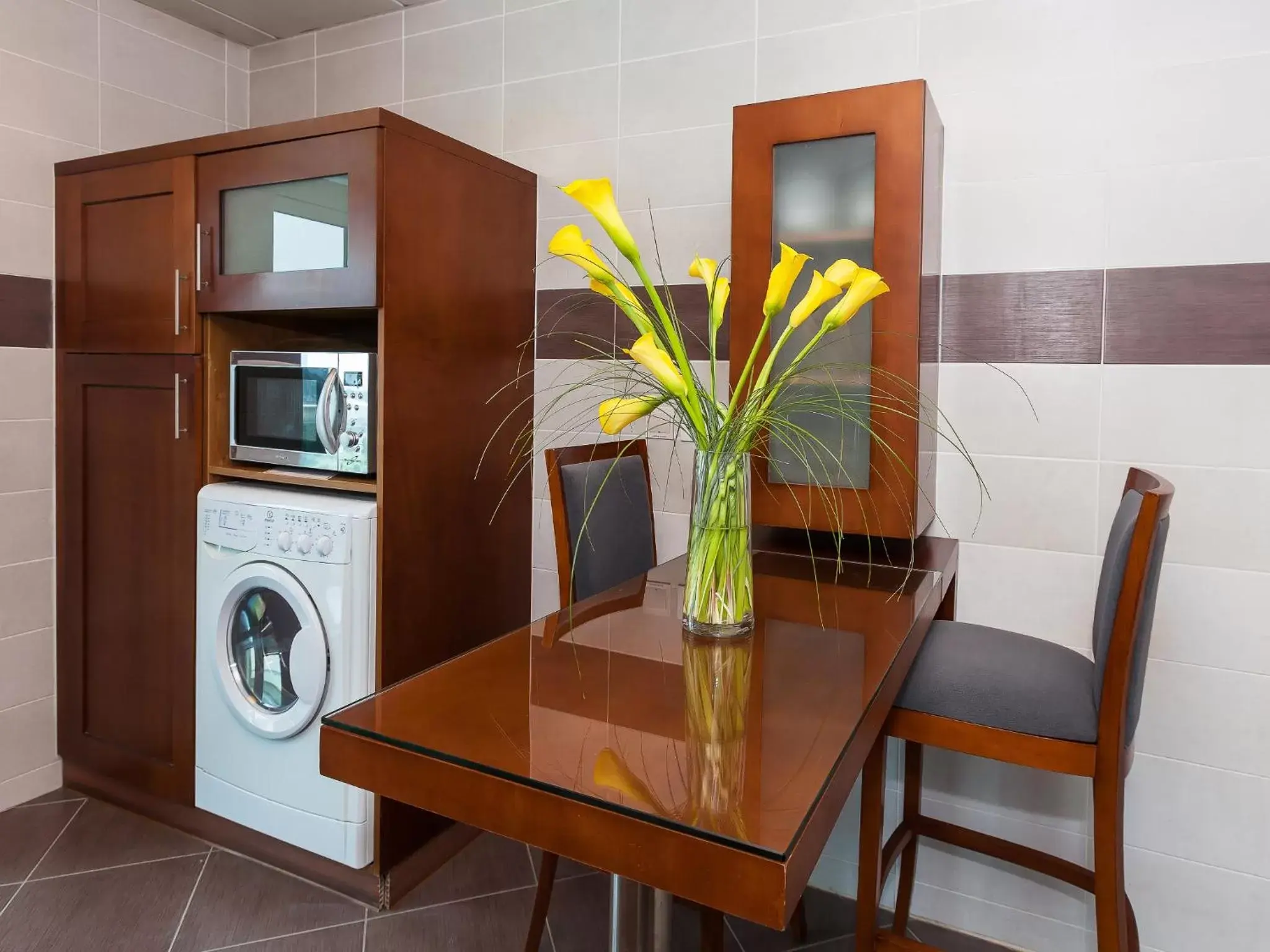 Kitchen or kitchenette, Dining Area in Flora Creek Deluxe Hotel Apartments