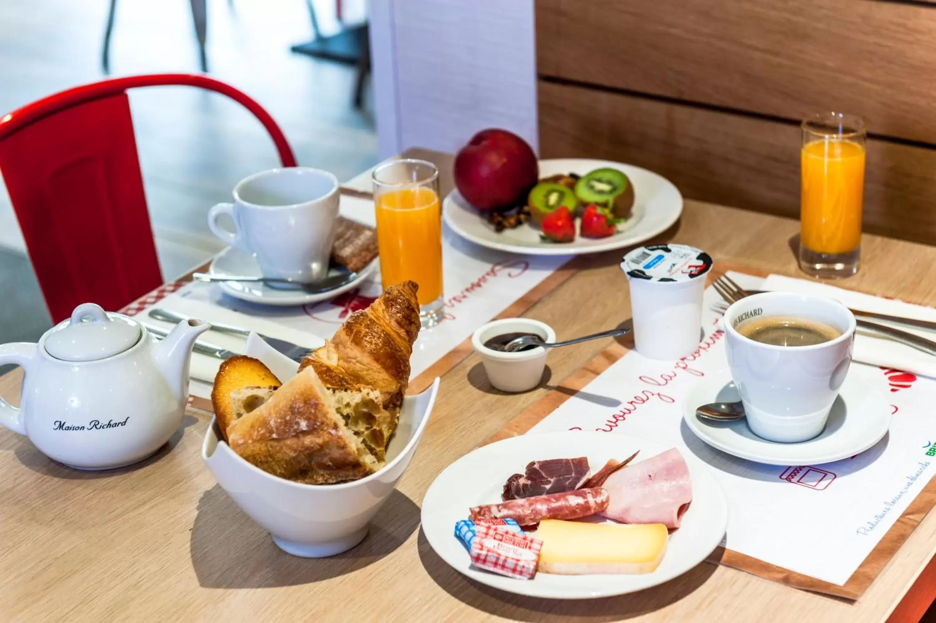 Breakfast in Brit Hotel Toulouse Colomiers – L’Esplanade
