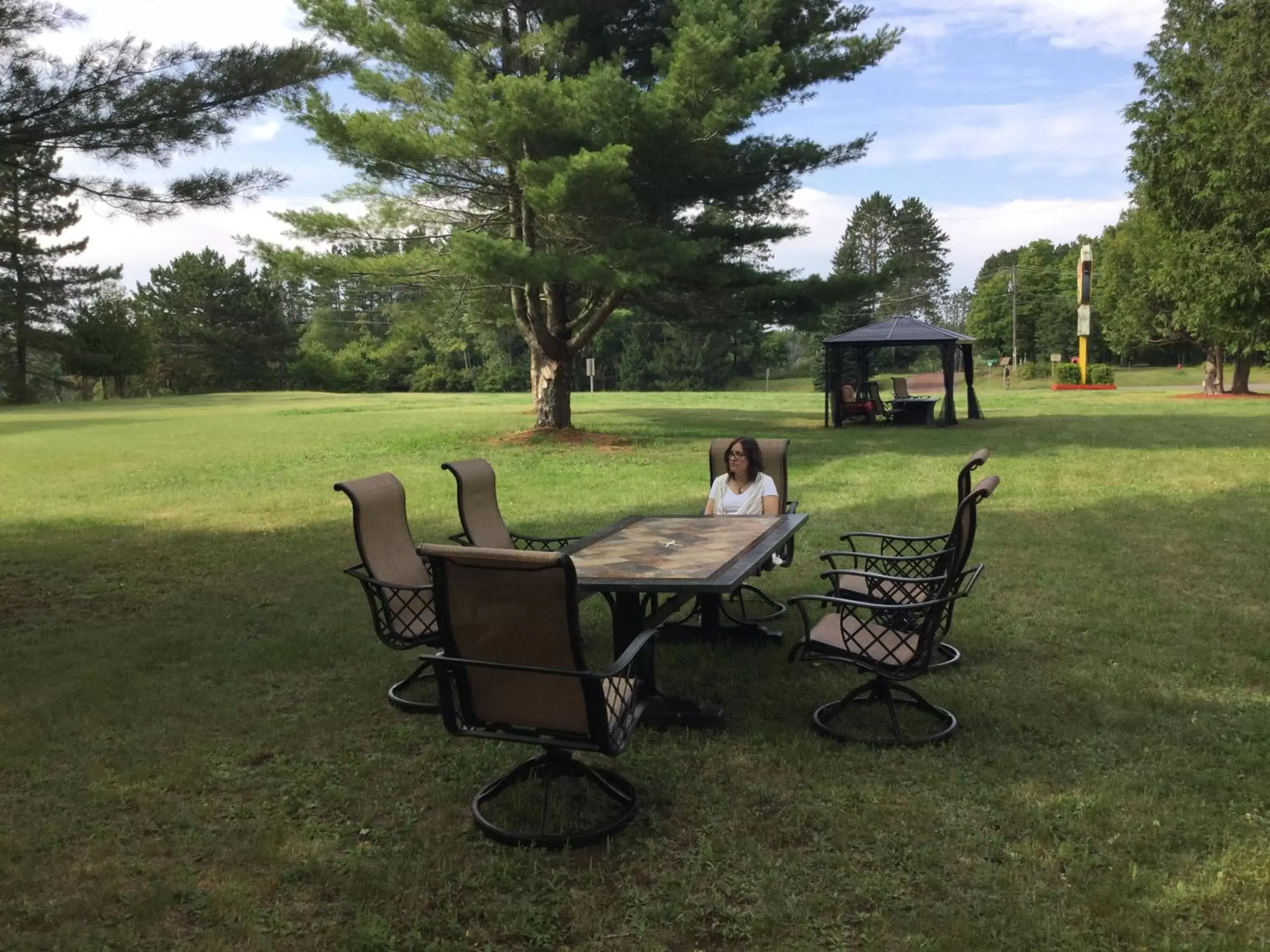 Neighbourhood, Garden in Cedars Motel