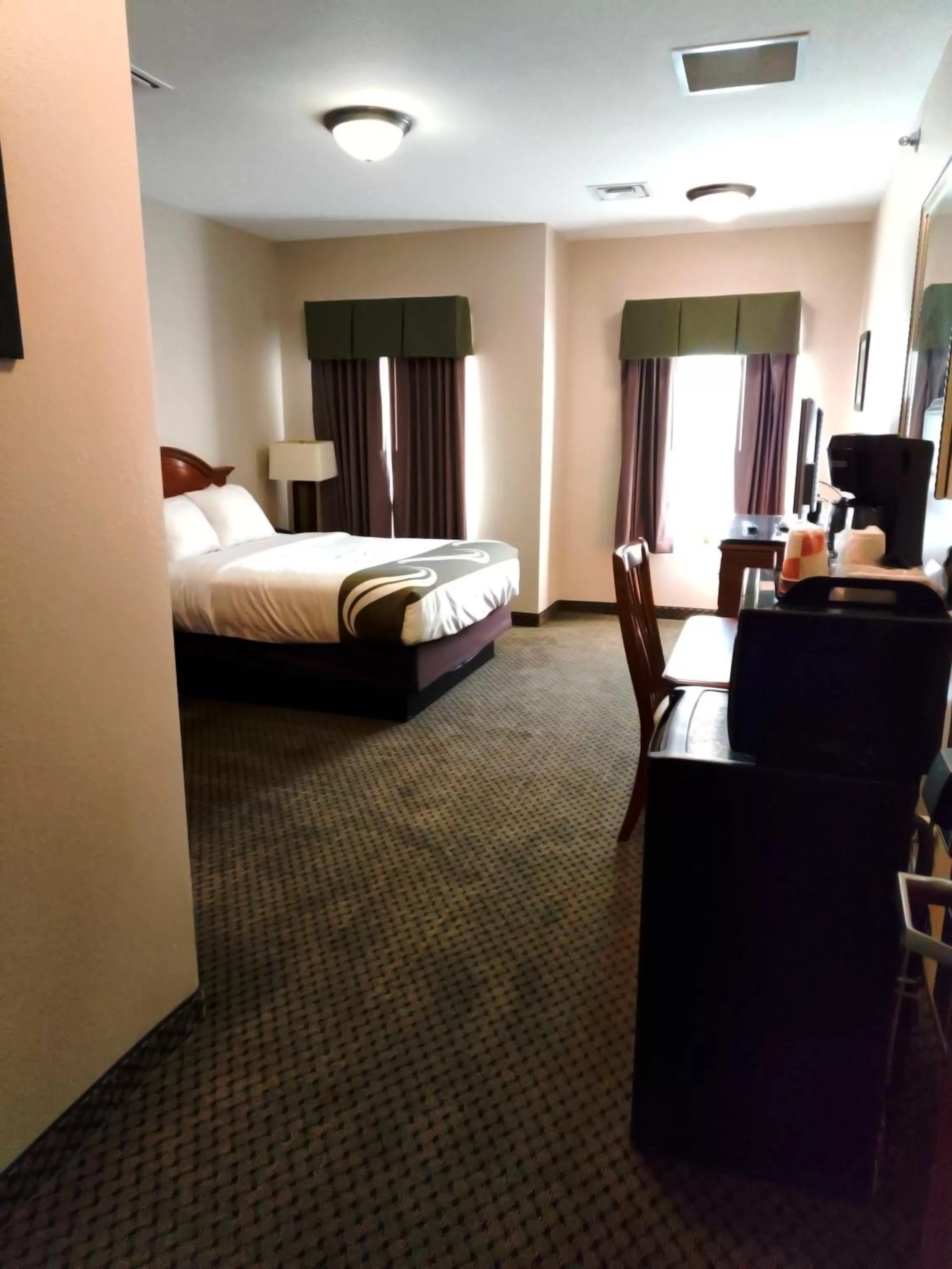 Photo of the whole room, Bed in Roosevelt Hotel