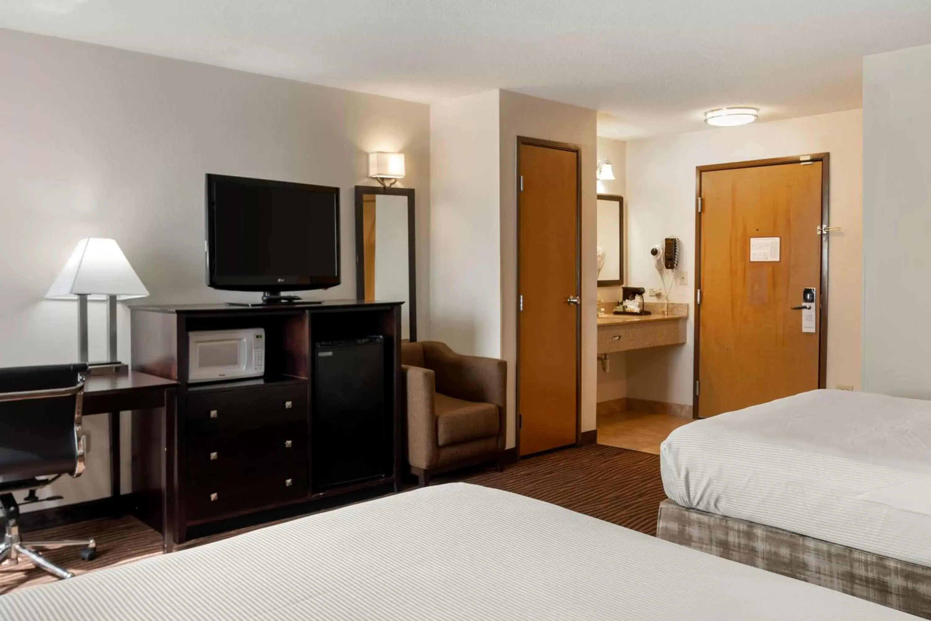 Bedroom, TV/Entertainment Center in Best Western Des Plaines Inn