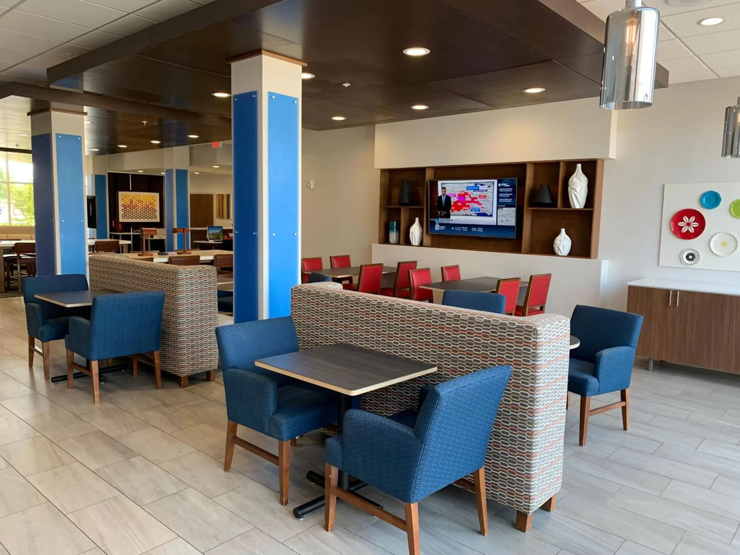 Breakfast, Restaurant/Places to Eat in Holiday Inn Express & Suites Moore, an IHG Hotel