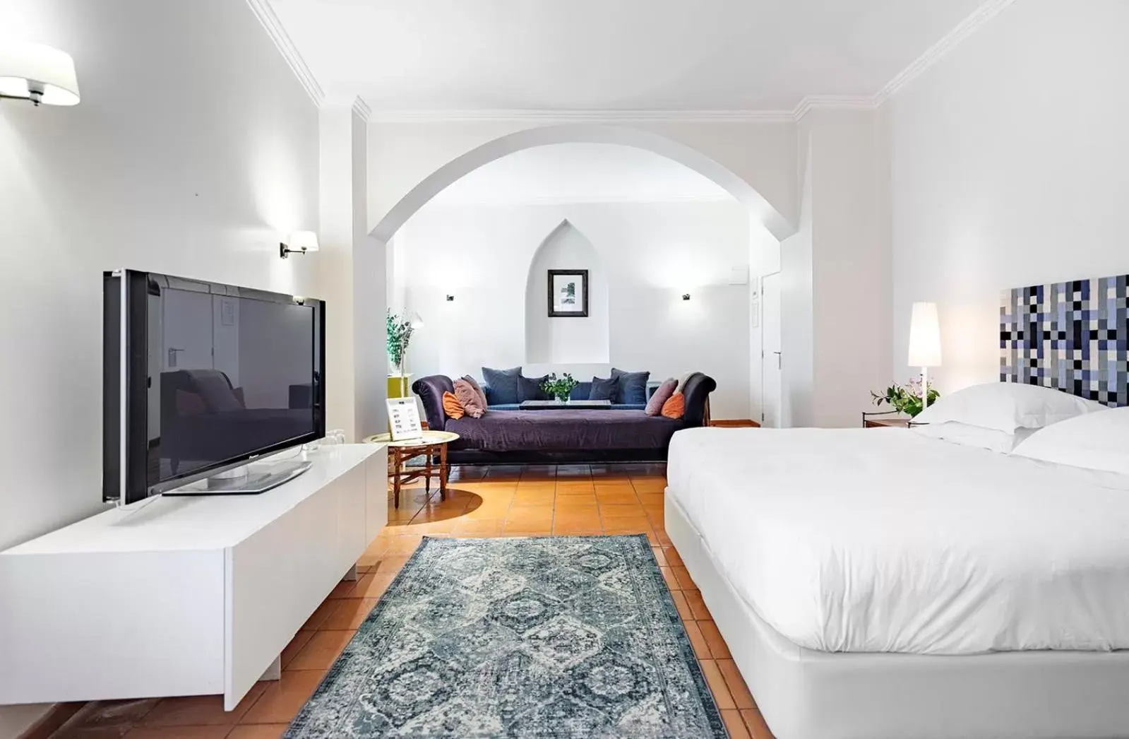 Bedroom, TV/Entertainment Center in ADC - Albergaria Do Calvário - by Unlock Hotels