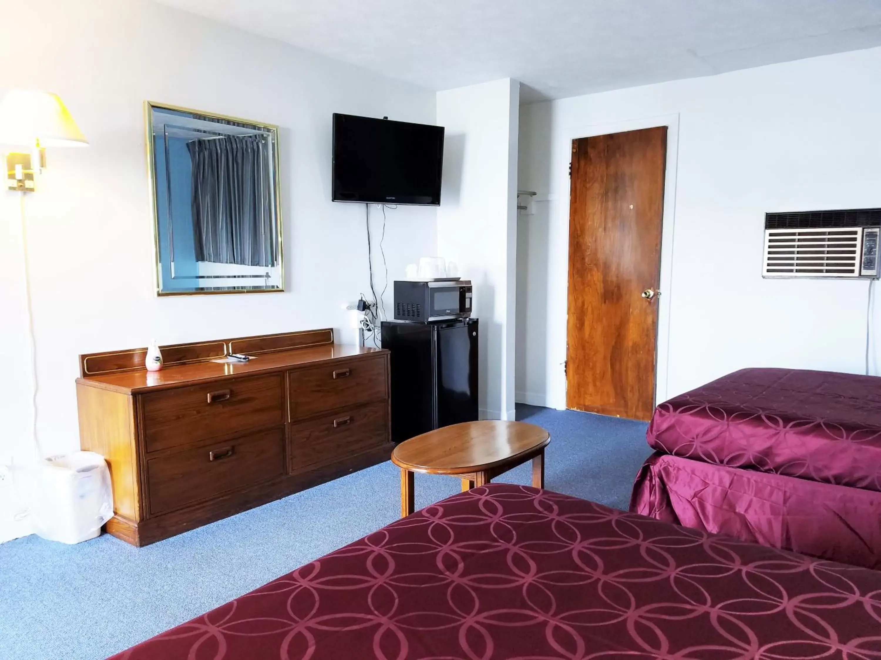 TV and multimedia, Room Photo in Royal Inn Motel