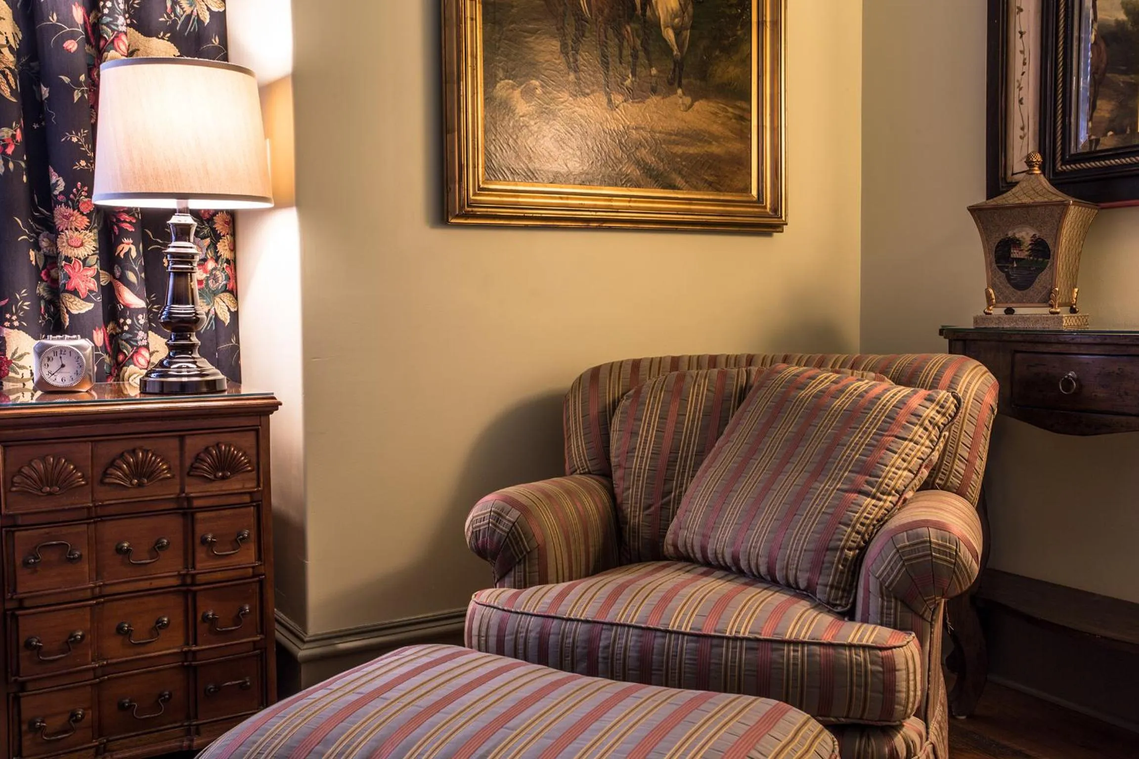 Seating area in The Chanler at Cliff Walk