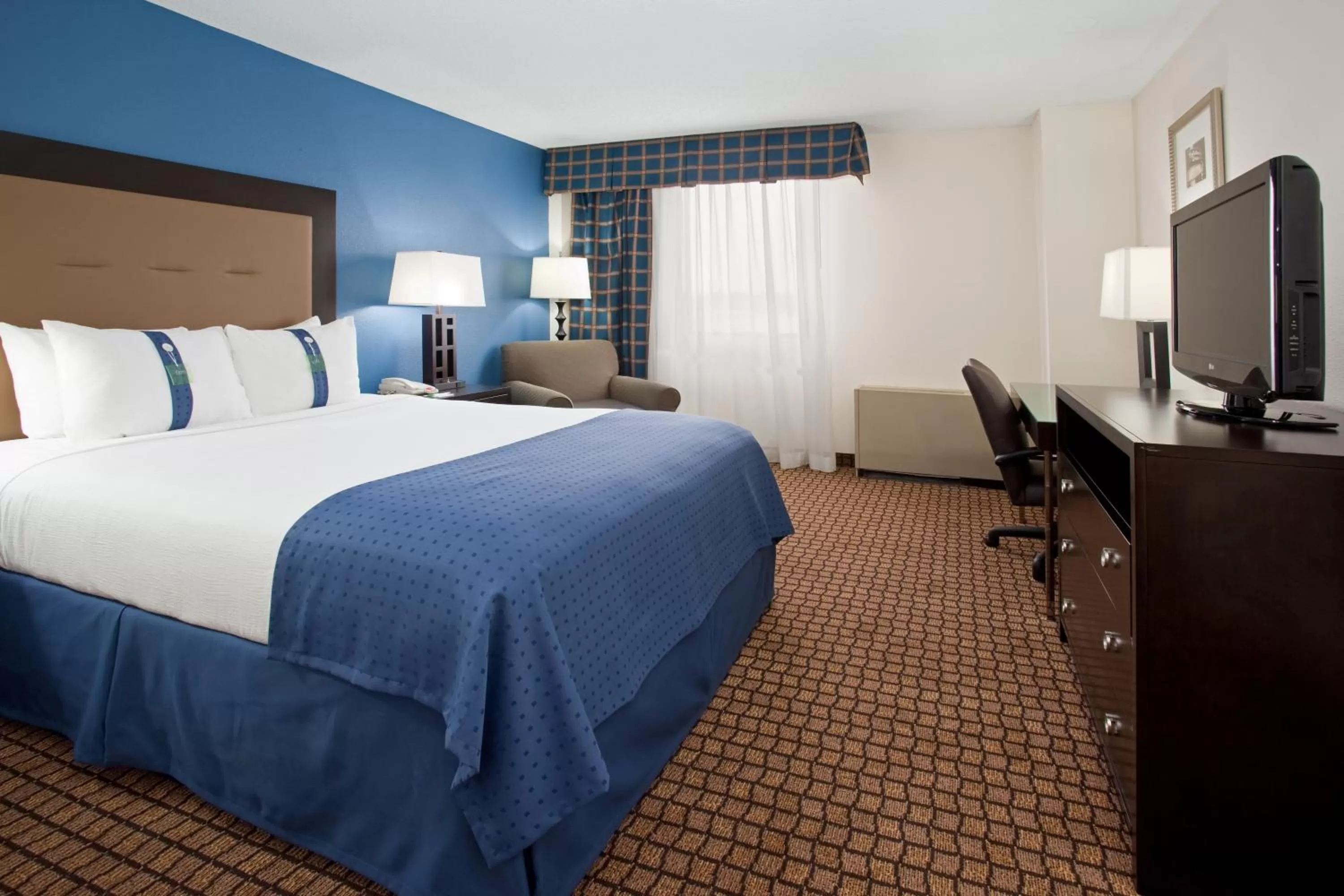 Photo of the whole room, Bed in Ramada Plaza by Wyndham Sheridan Hotel & Convention Center