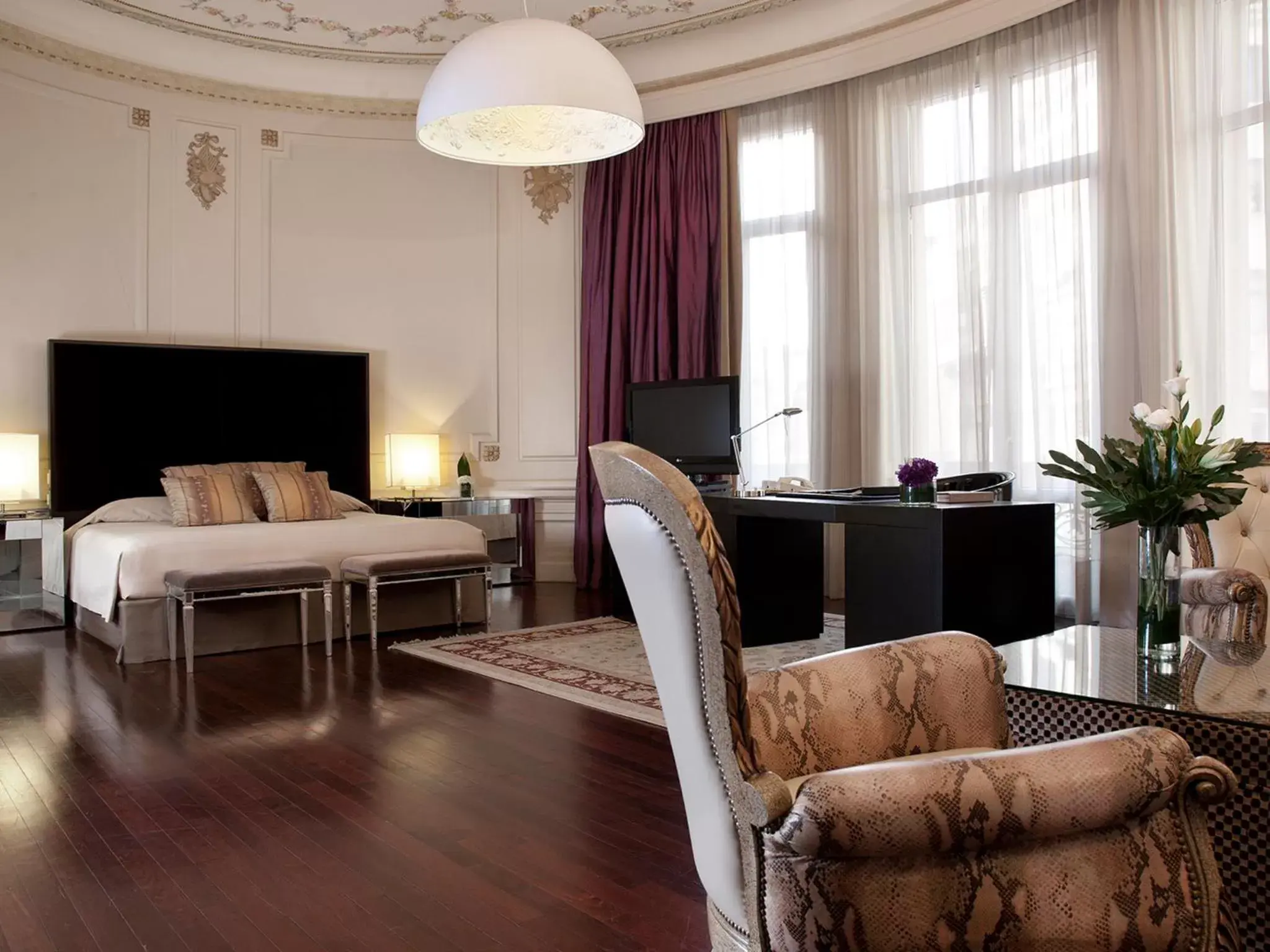 Bedroom, Seating Area in Savoy Hotel