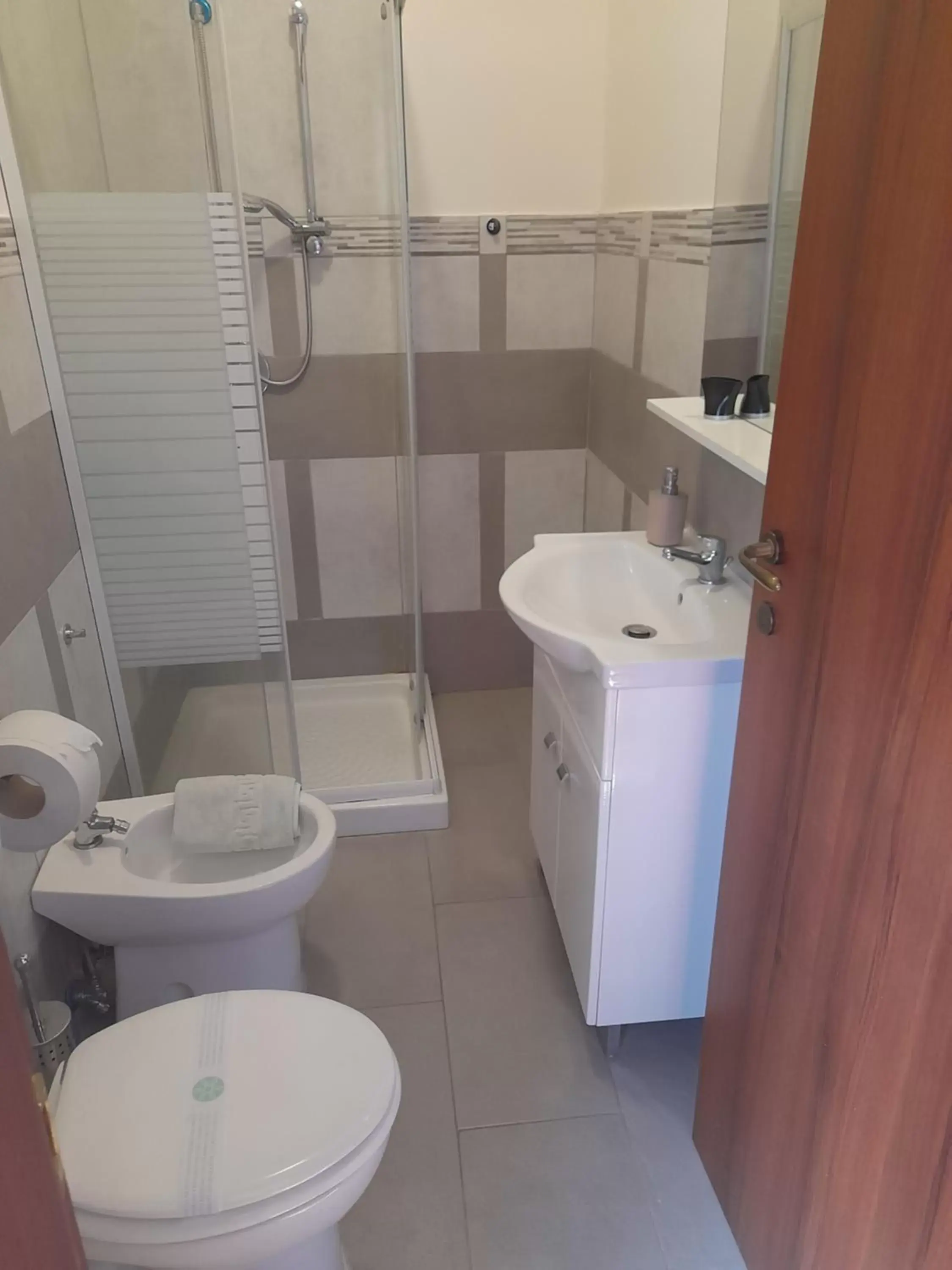 Bathroom in Bed and fly Aeroporto Catania airport shuttle h24 extra euro 5 reception h24