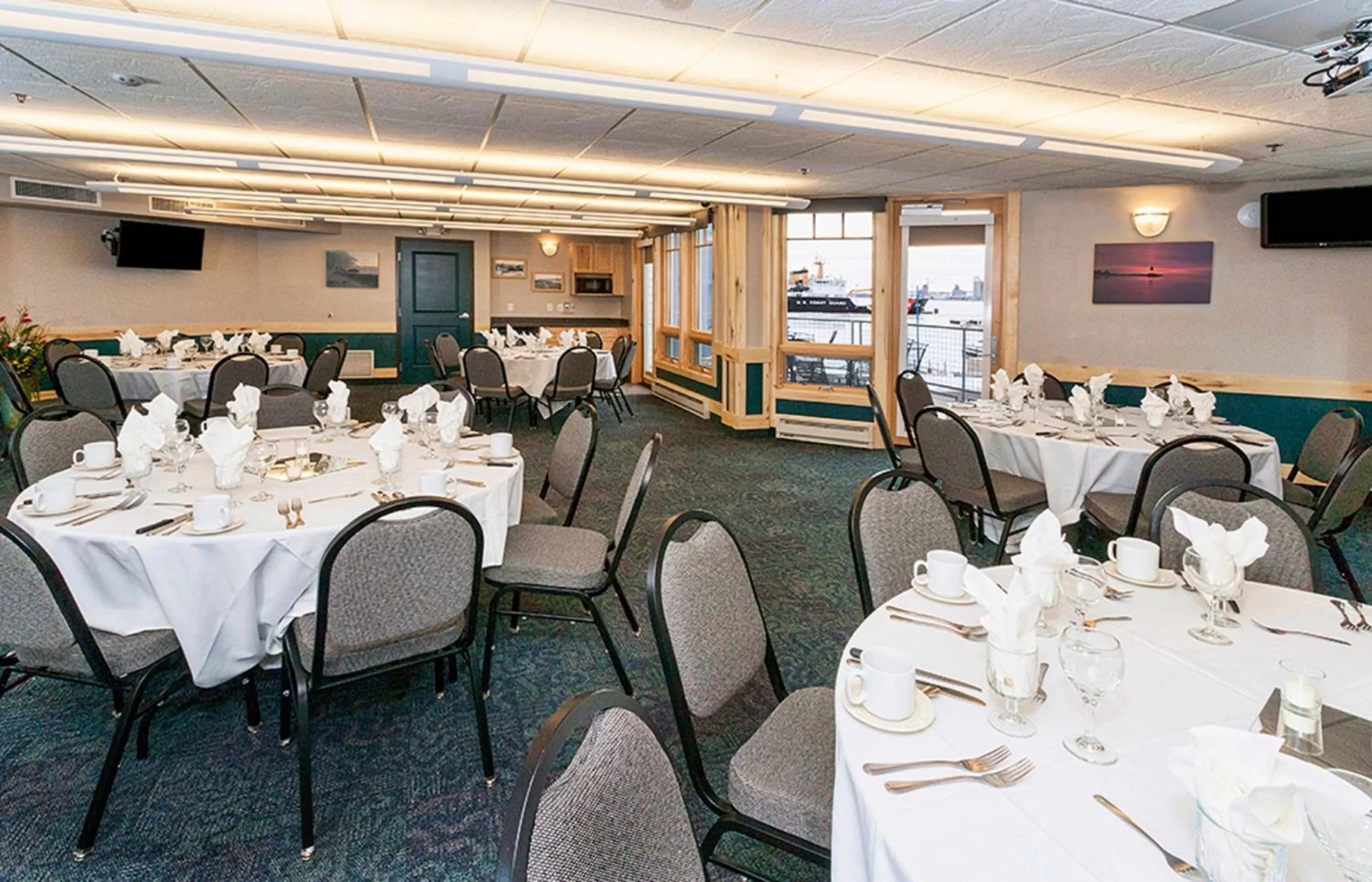 Banquet/Function facilities in Park Point Marina Inn