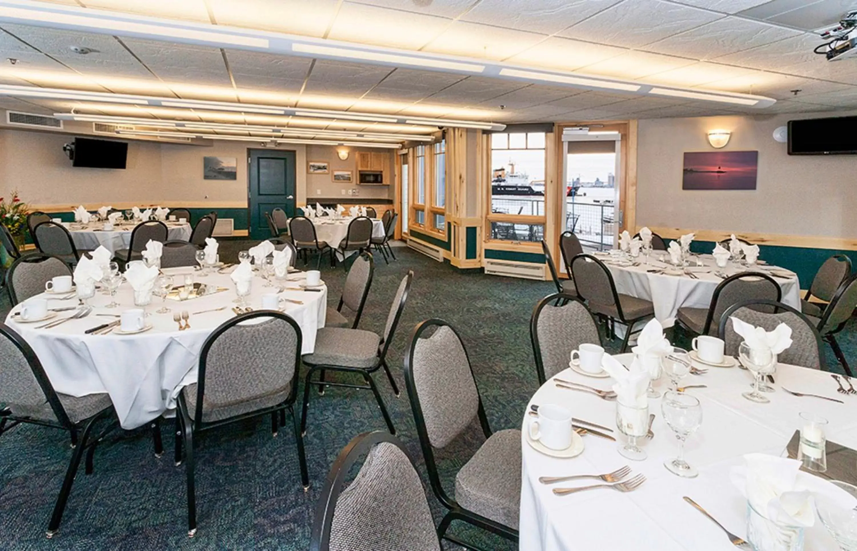 Banquet/Function facilities, Restaurant/Places to Eat in Park Point Marina Inn