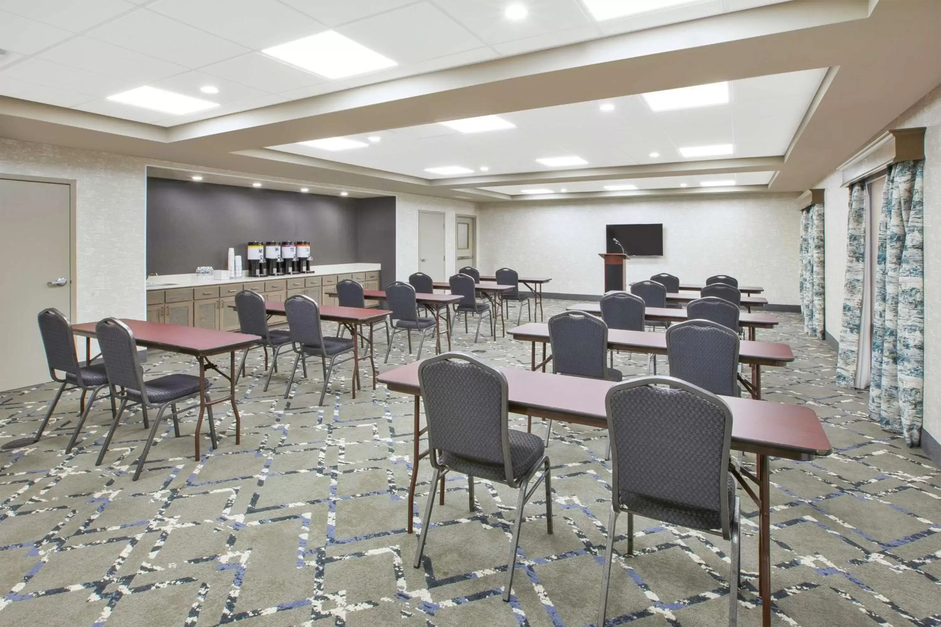 Meeting/conference room in Hampton Inn & Suites Oakwood Village-Cleveland