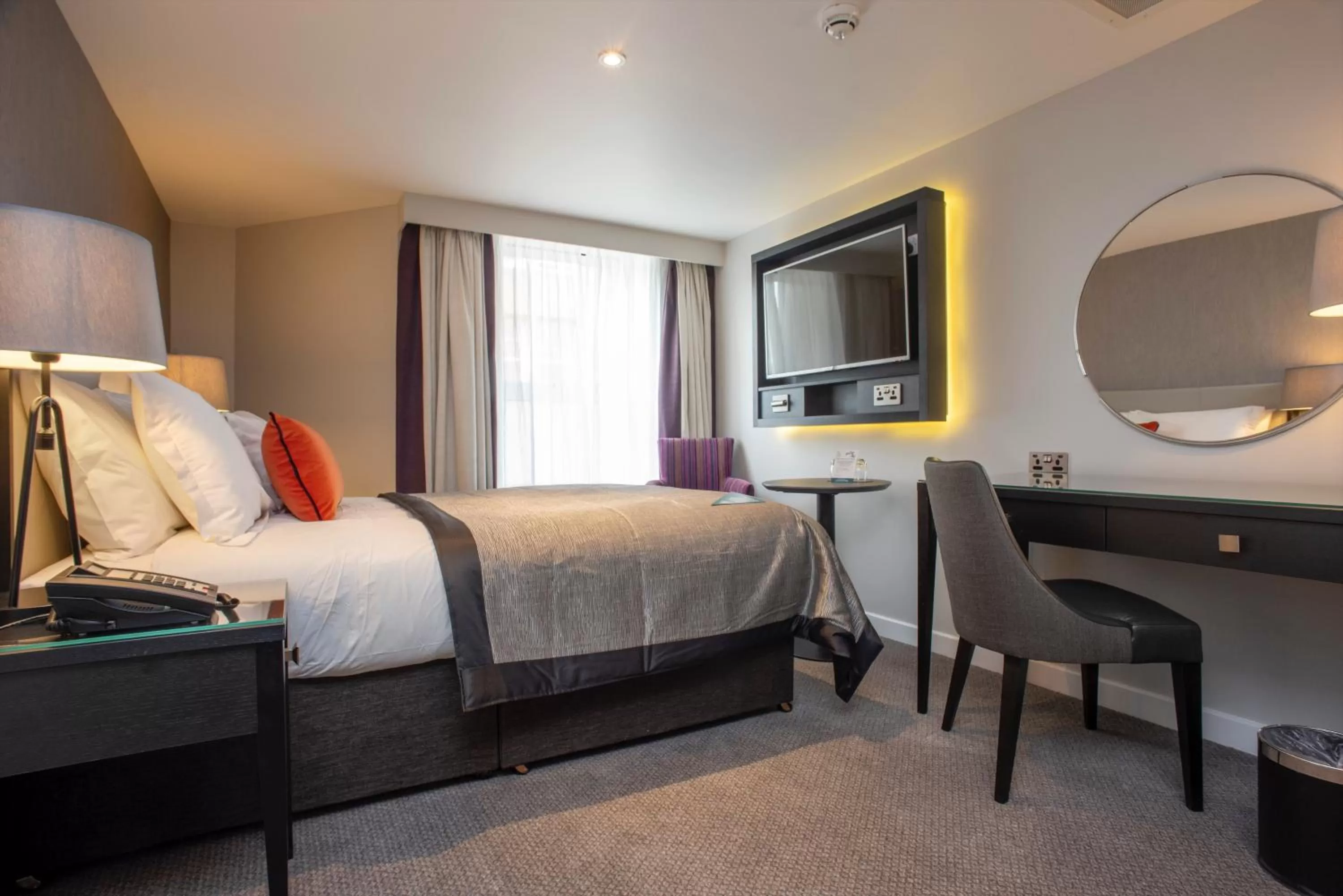 Photo of the whole room, Bed in Ten Hill Place