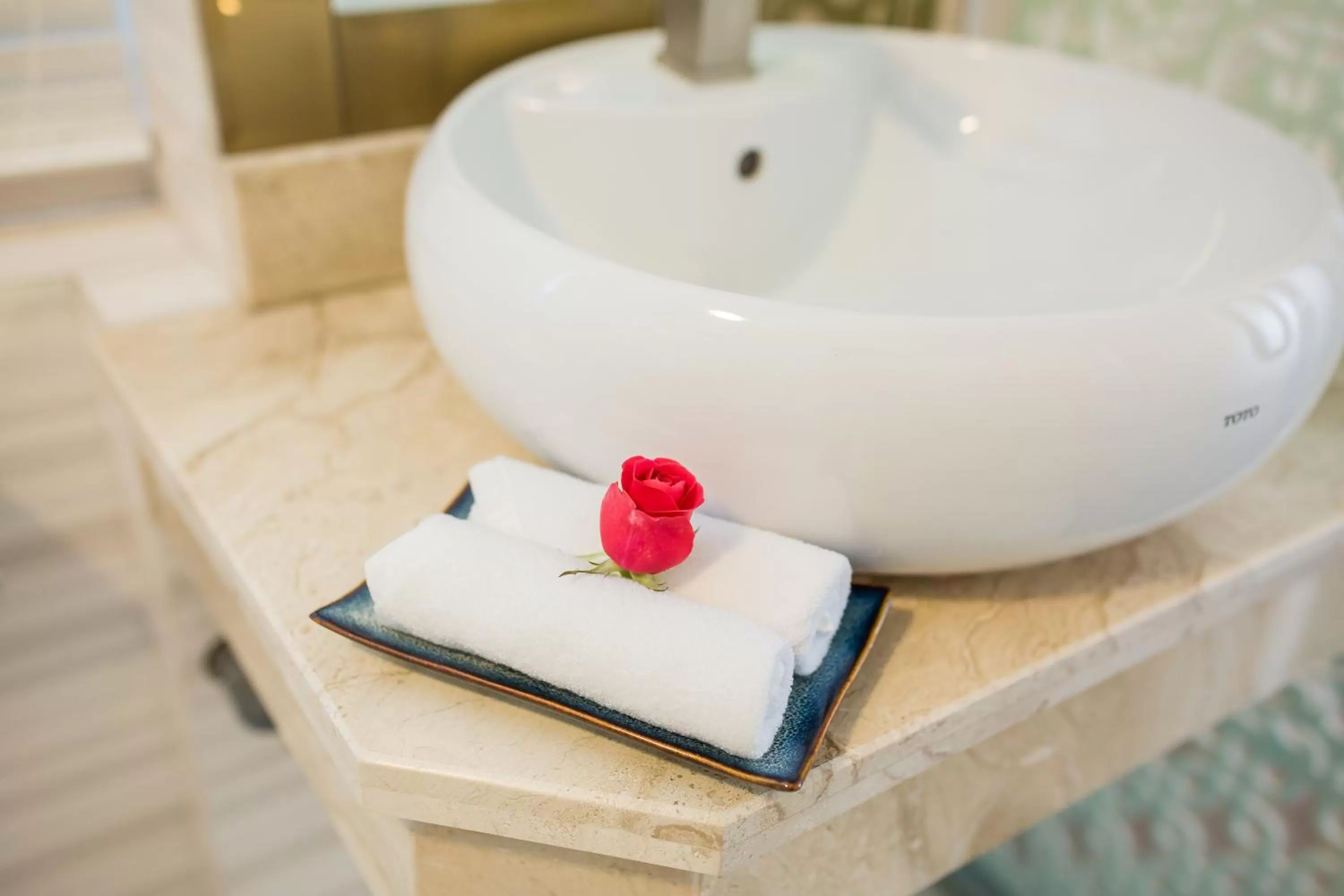 Shower in Little Hanoi Deluxe Hotel