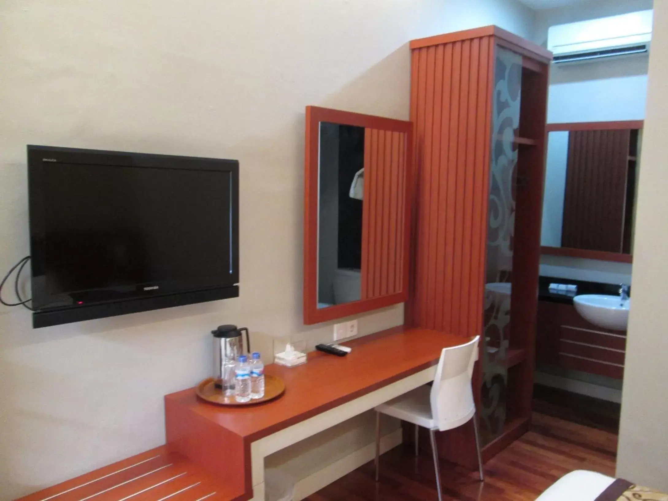 TV and multimedia, TV/Entertainment Center in Hotel Trio Indah 2