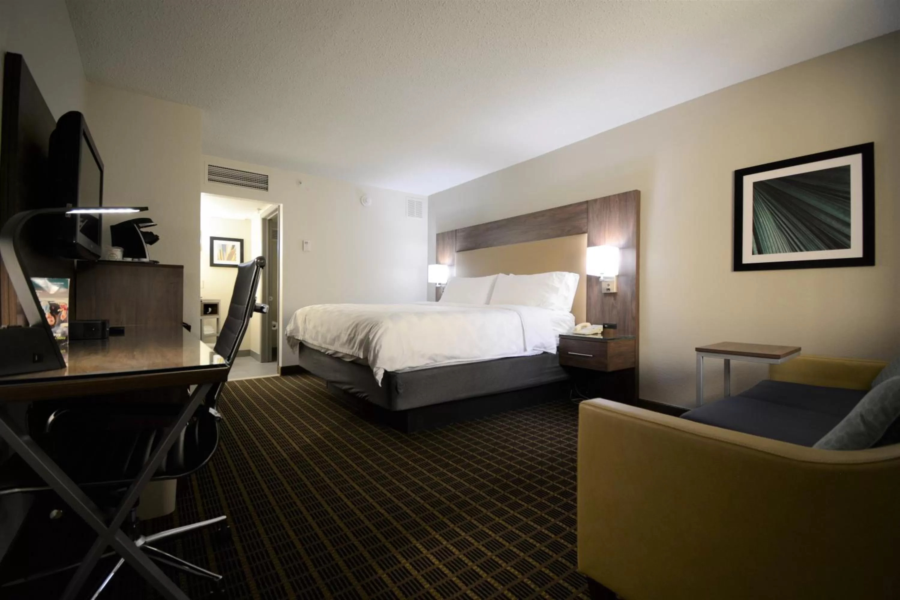 Photo of the whole room, Bed in Holiday Inn Hazlet by IHG