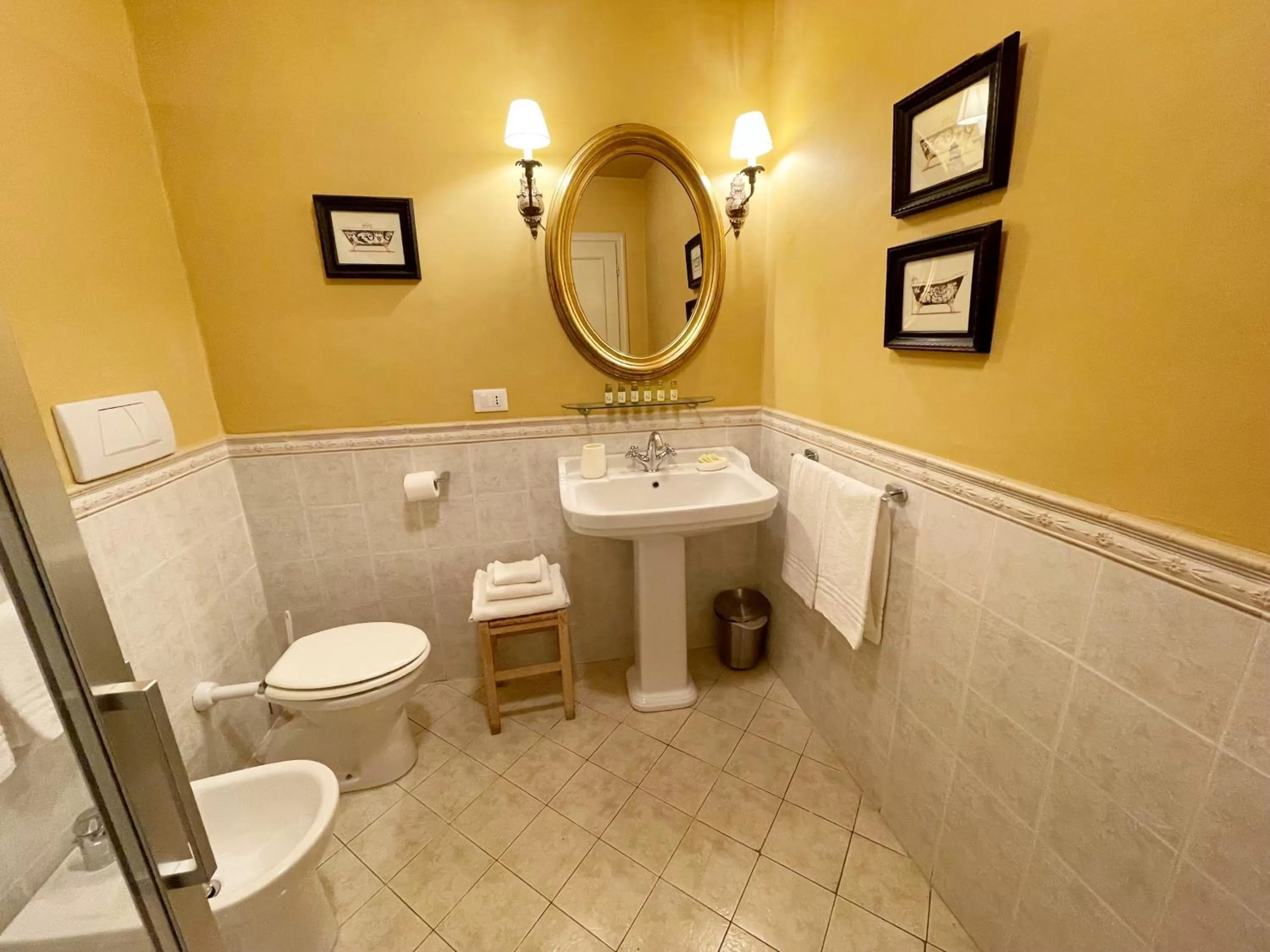 Bathroom in La Bohème