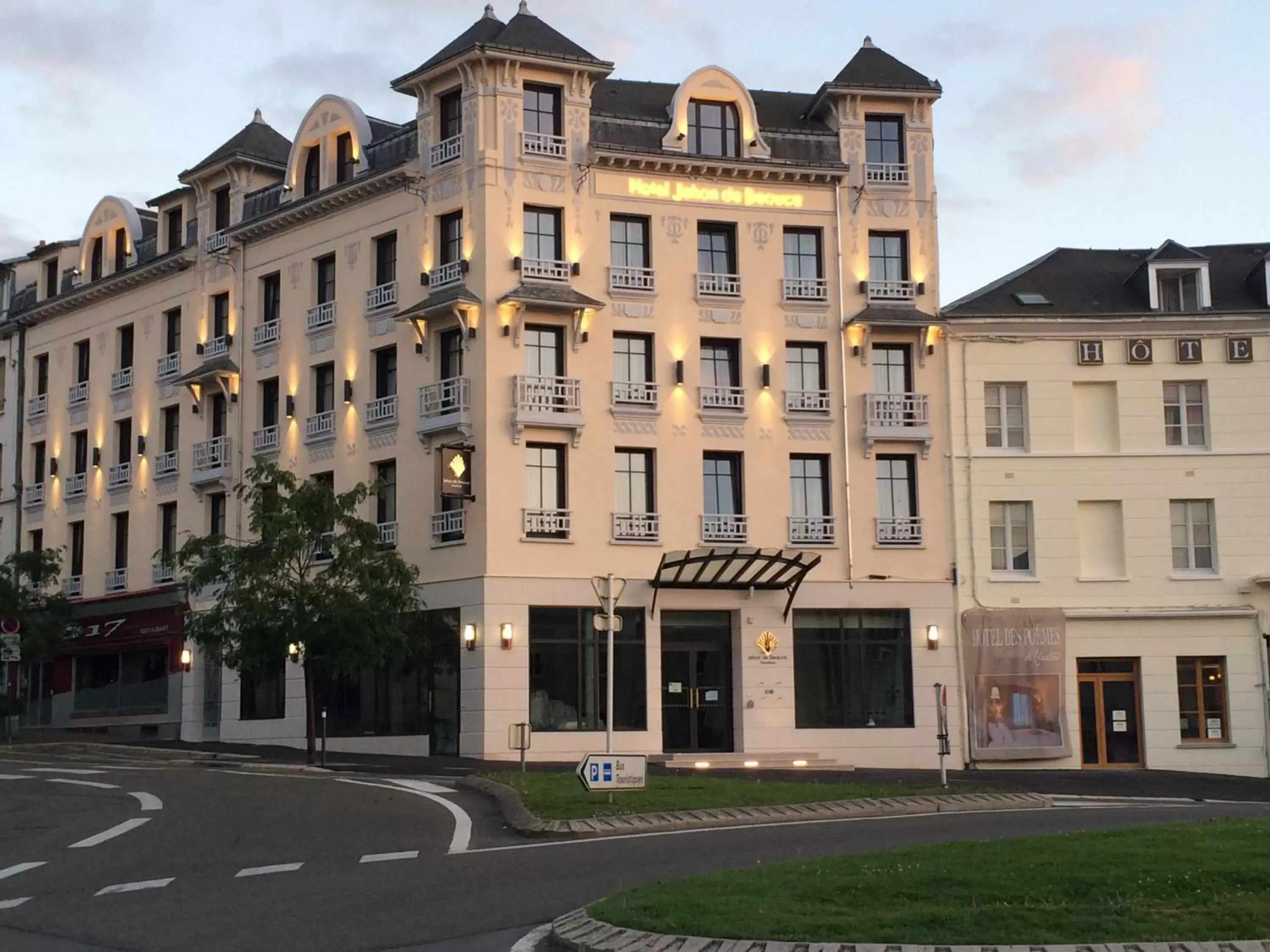 Facade/entrance, Property Building in Jehan De Beauce - Les Collectionneurs
