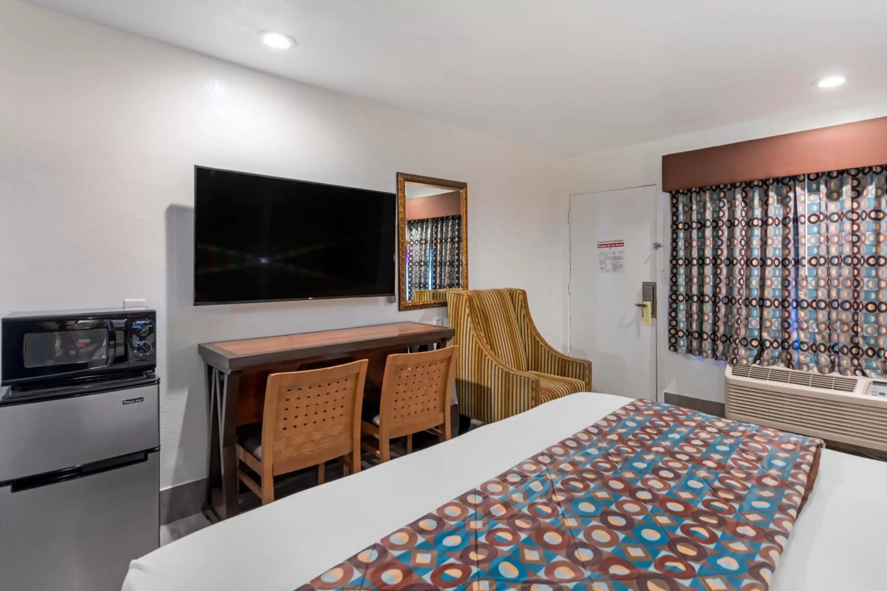Photo of the whole room, TV/Entertainment Center in Anaheim Discovery Inn and Suites