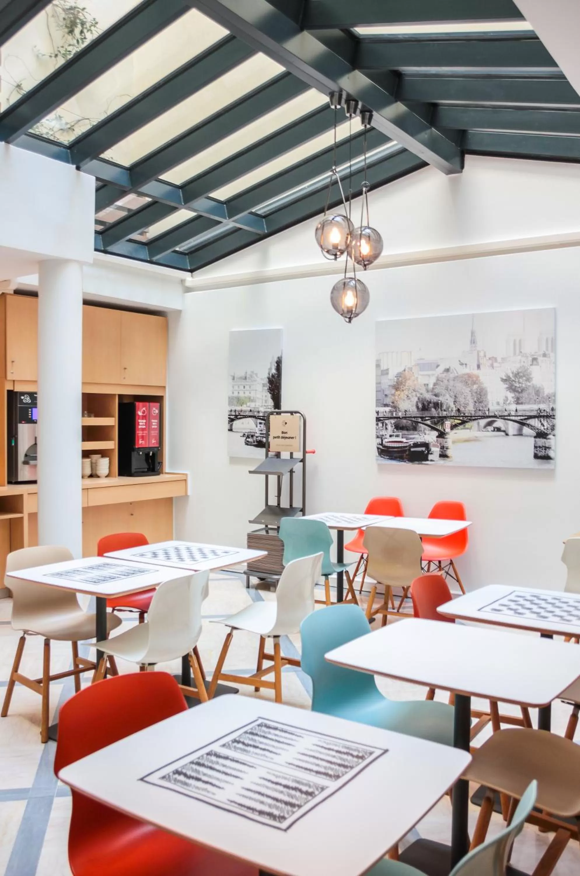 Restaurant/places to eat in ibis Paris Opera La Fayette