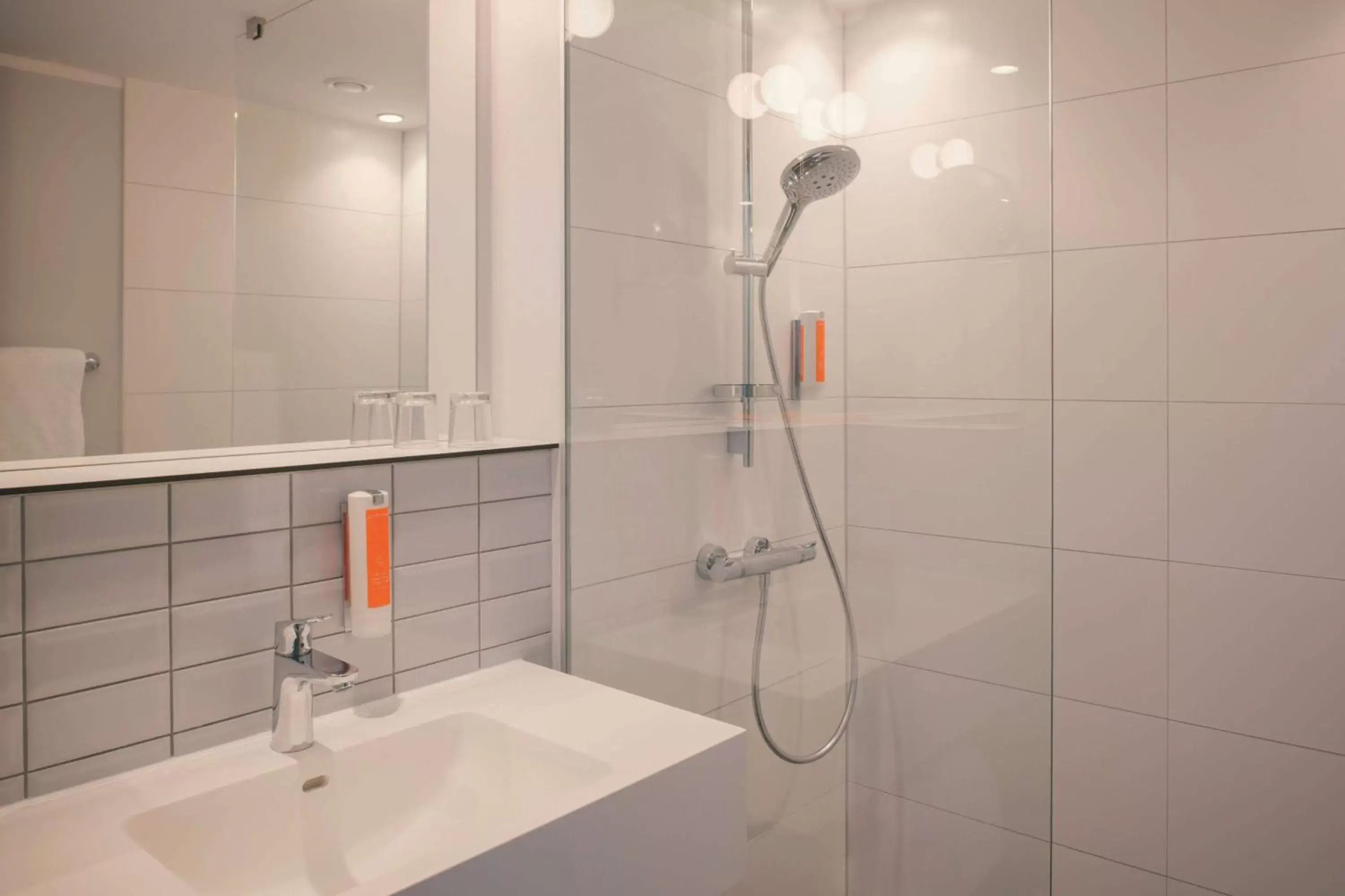 TV and multimedia, Bathroom in Vienna House Easy by Wyndham Leipzig