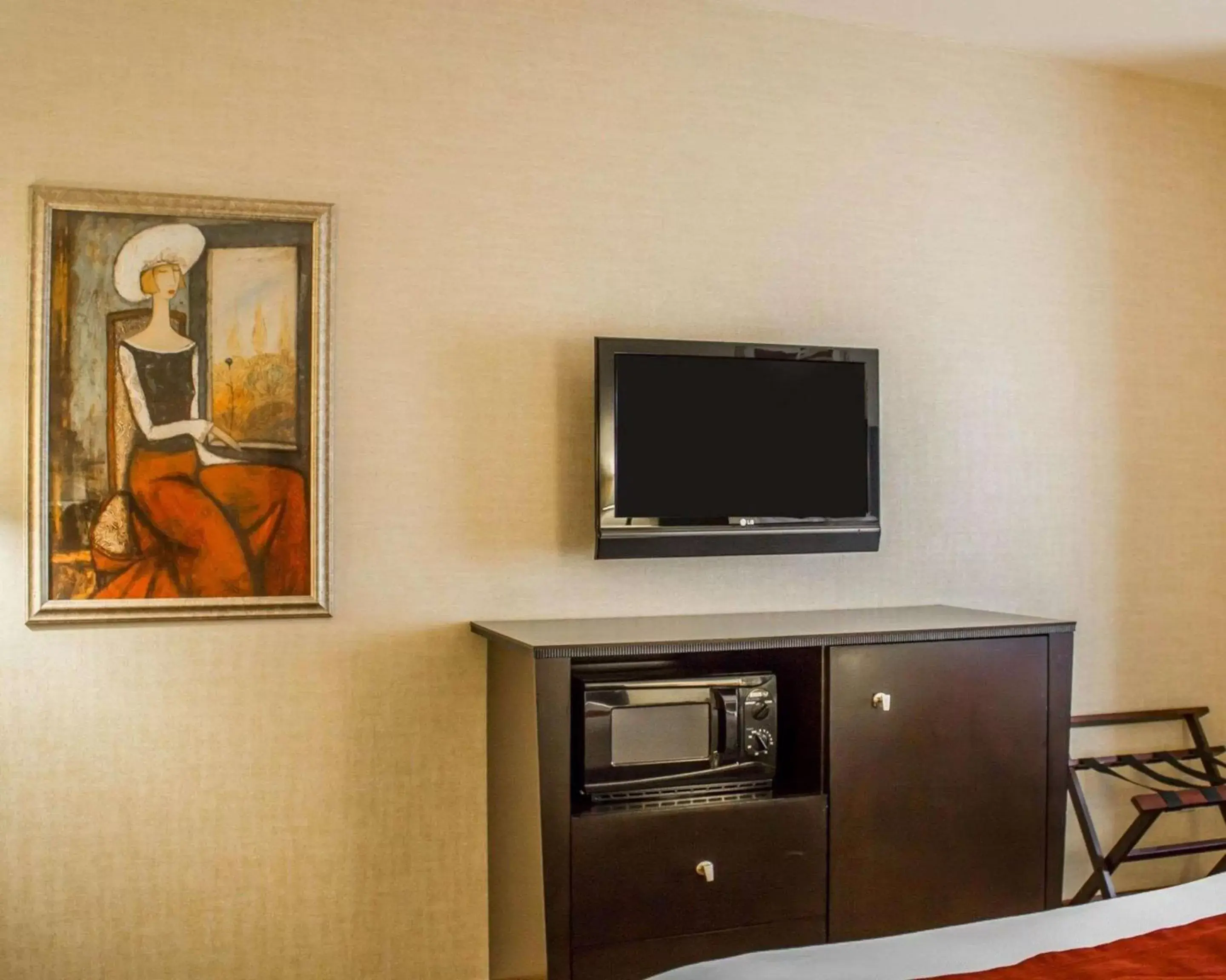 Photo of the whole room, TV/Entertainment Center in Comfort Suites Edinboro