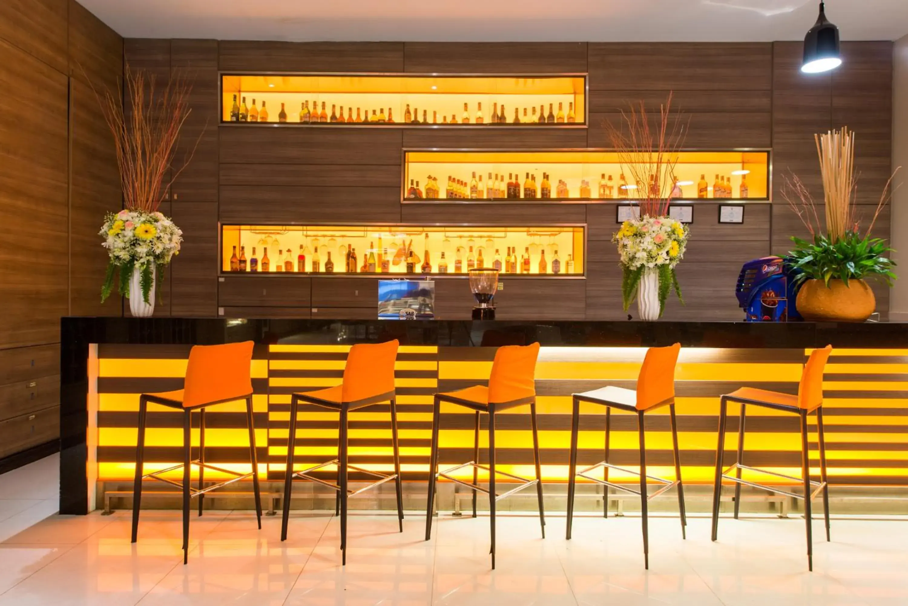 Lounge or bar in Mida Hotel Ngamwongwan - SHA Plus
